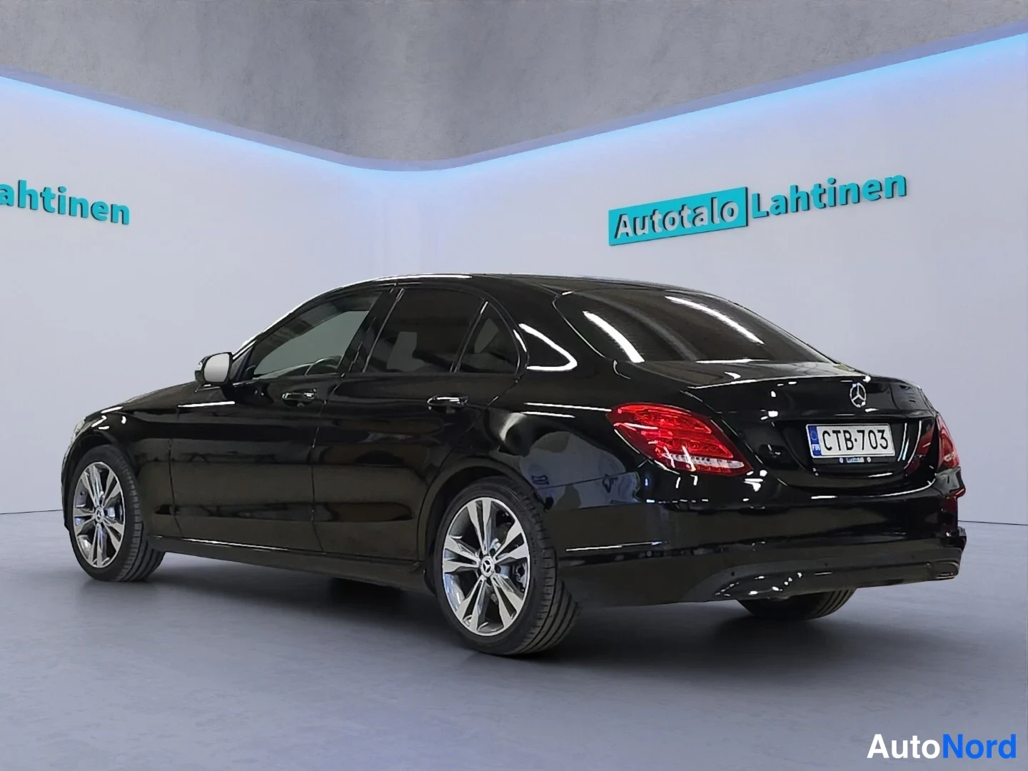 Svart Mercedes-Benz C 2015, snett bakifrån, bild 6