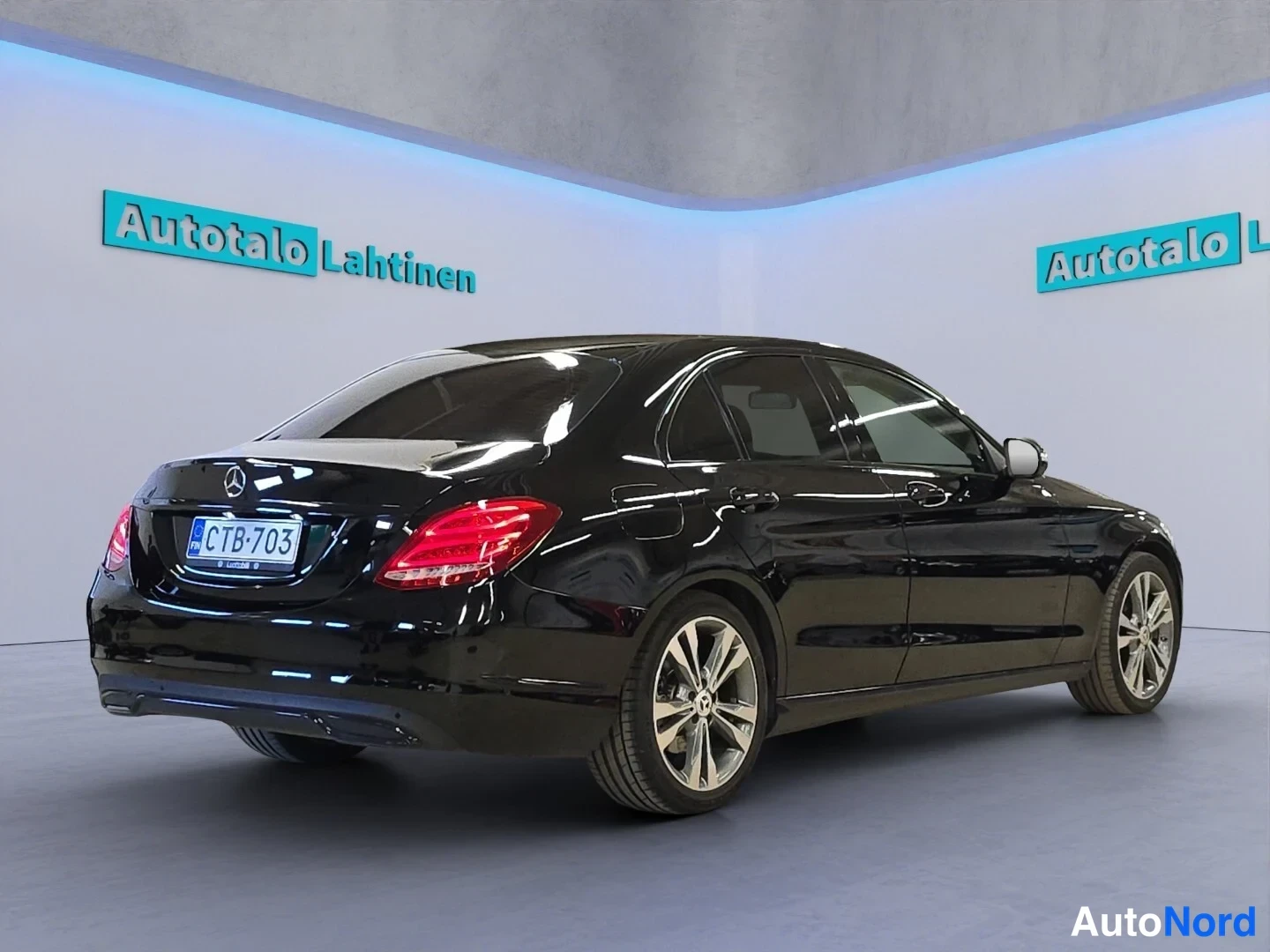 Svart Mercedes-Benz C 2015, snett bakifrån, bild 7