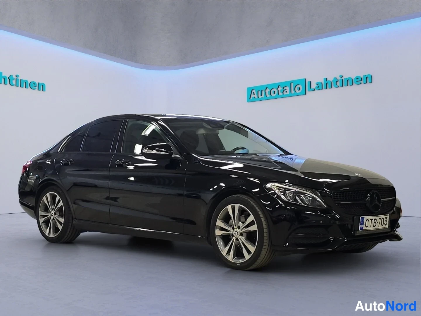 Svart Mercedes-Benz C 2015, snett framifrån, fronten åt höger, bild 2