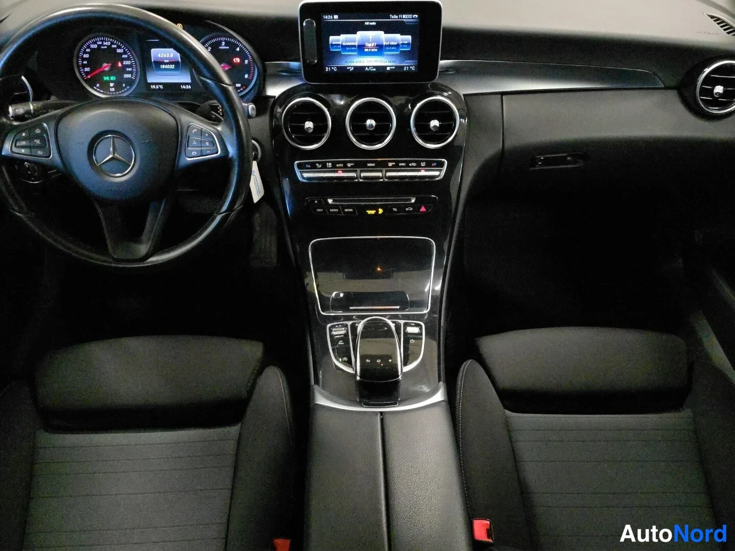Svart Mercedes-Benz C 2015, förarplats, bild 10