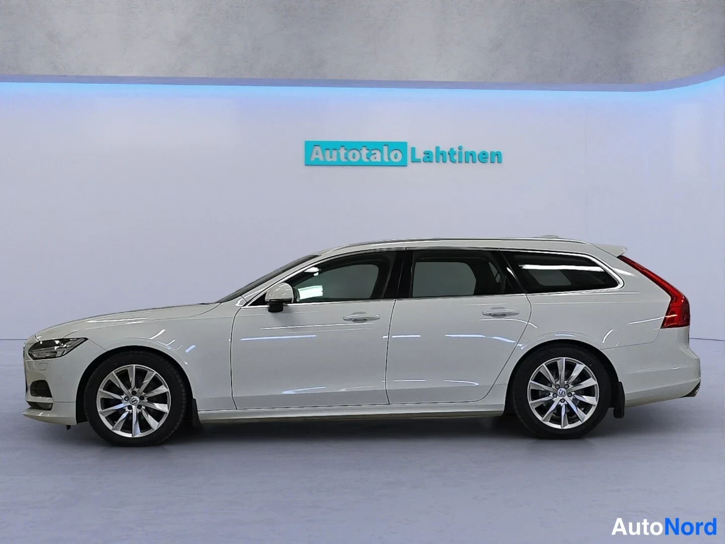 Valkoinen Volvo V90 2020, sivulta, kuva 4