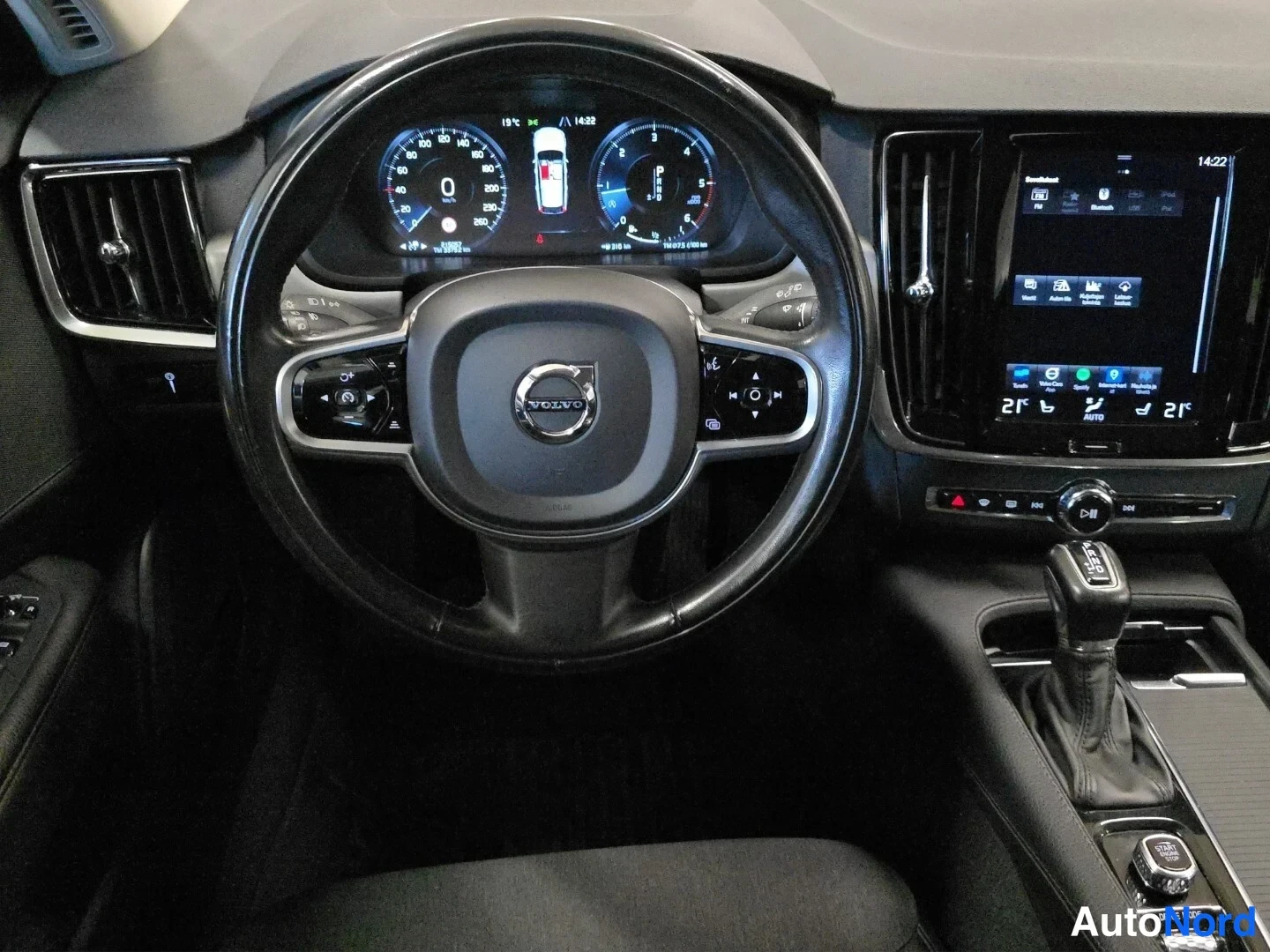 Valkoinen Volvo V90 2020, ohjaamo, kuva 11