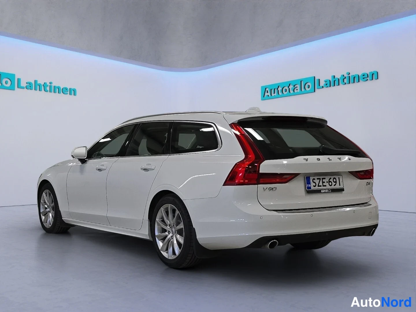 Valkoinen Volvo V90 2020, takaviisto, kuva 5