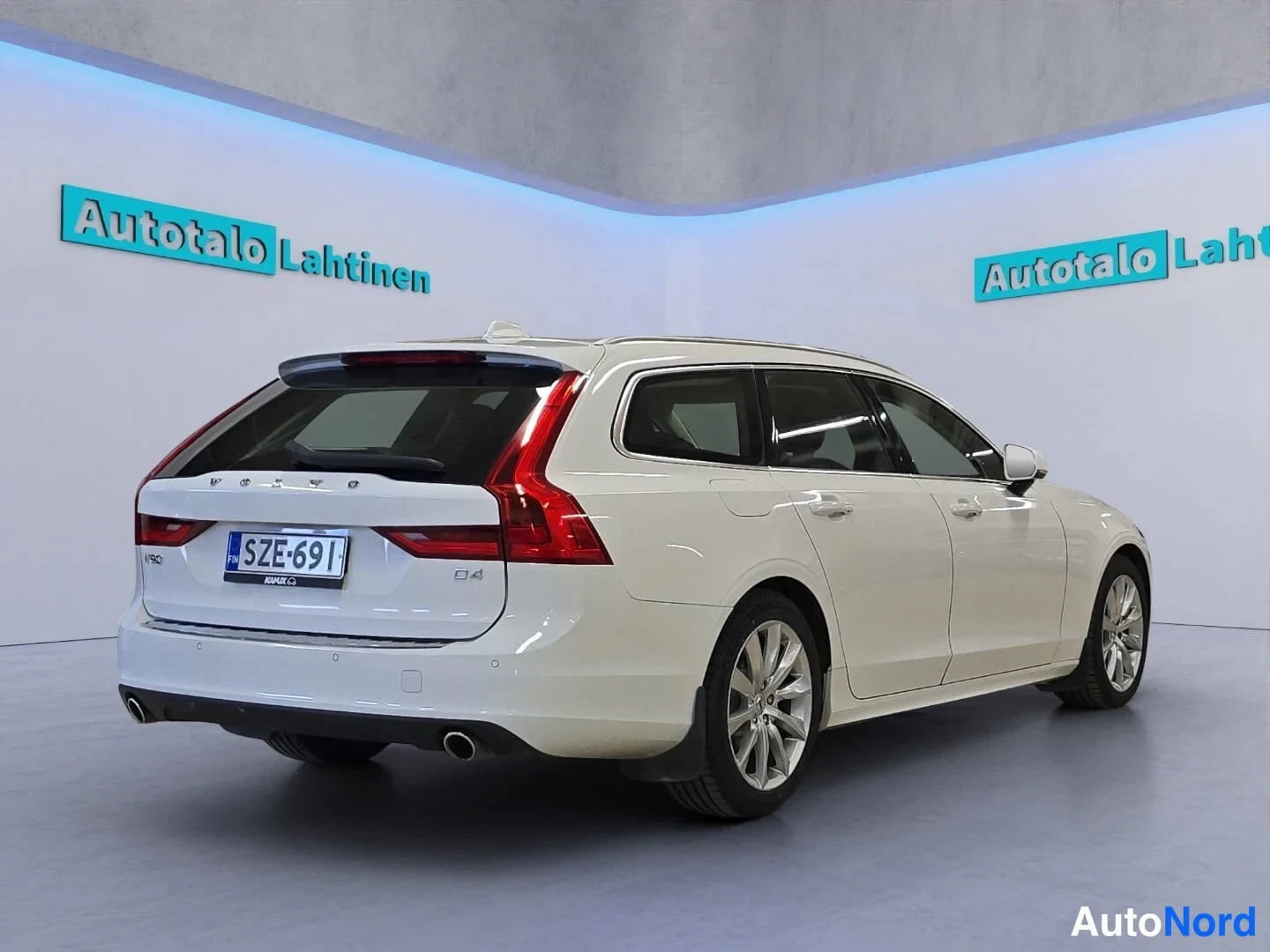 Valkoinen Volvo V90 2020, takaviisto, kuva 6