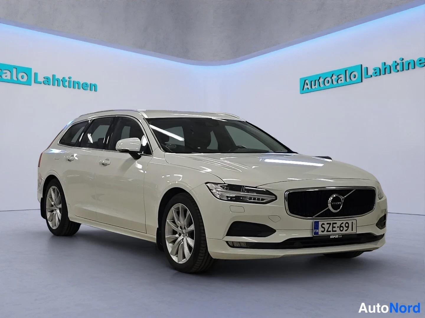 Valkoinen Volvo V90 2020, etuviisto, keula oikealle, kuva 2