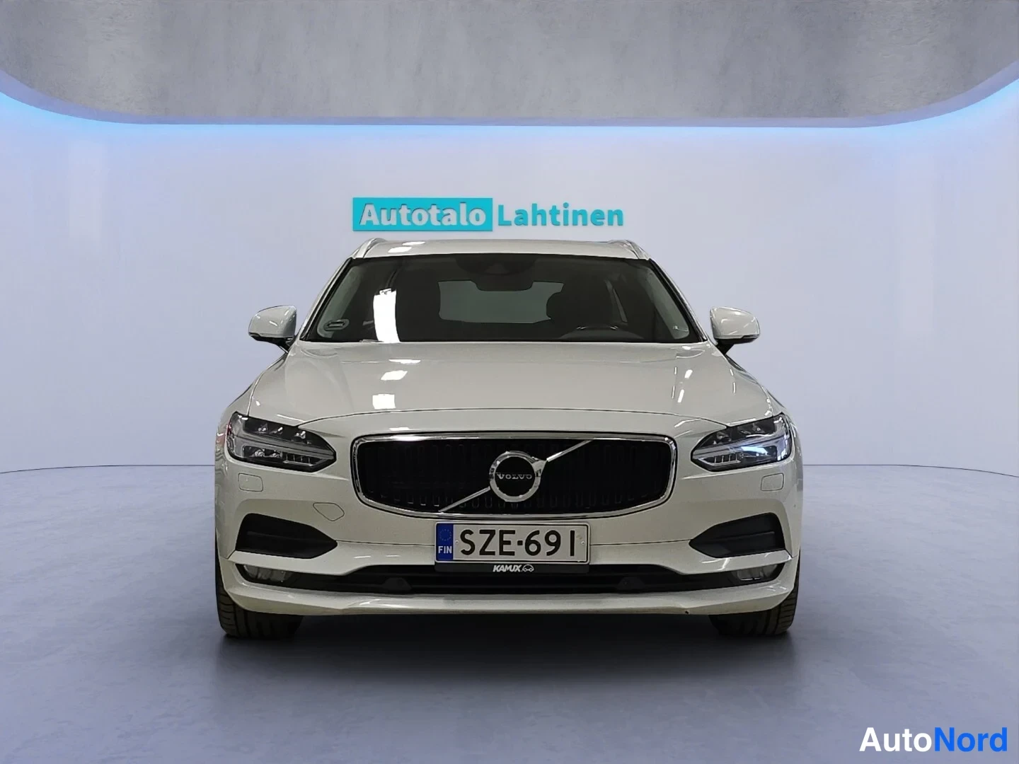 Valkoinen Volvo V90 2020, edestä, kuva 3