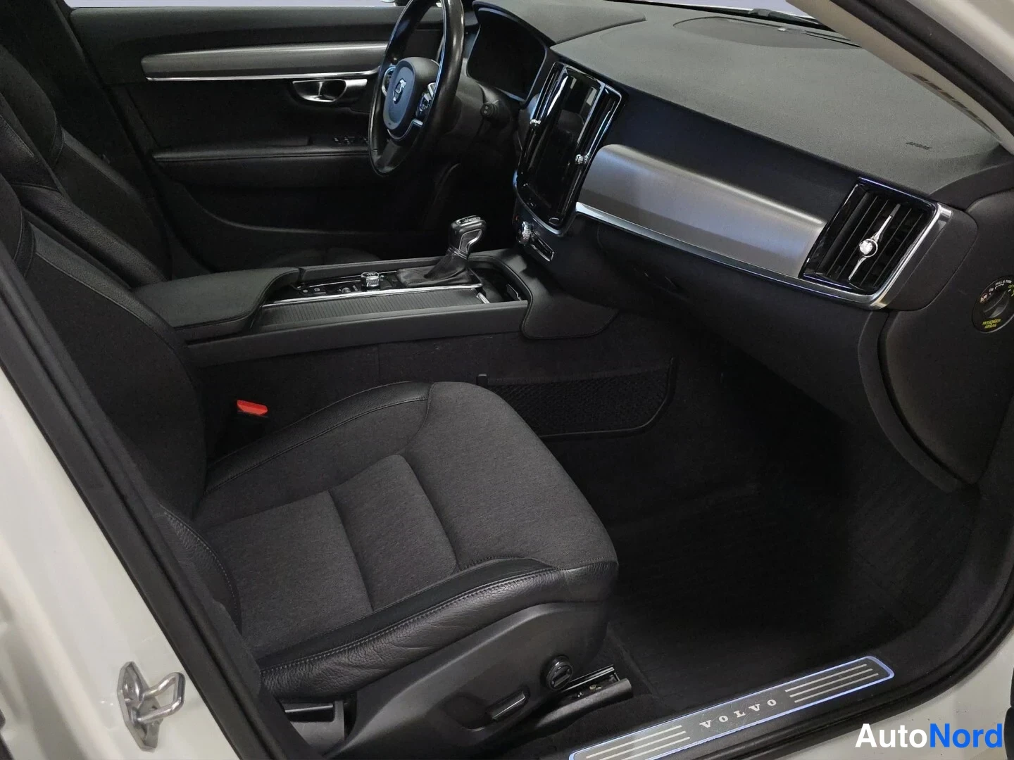 Valkoinen Volvo V90 2020, ohjaamo, kuva 9