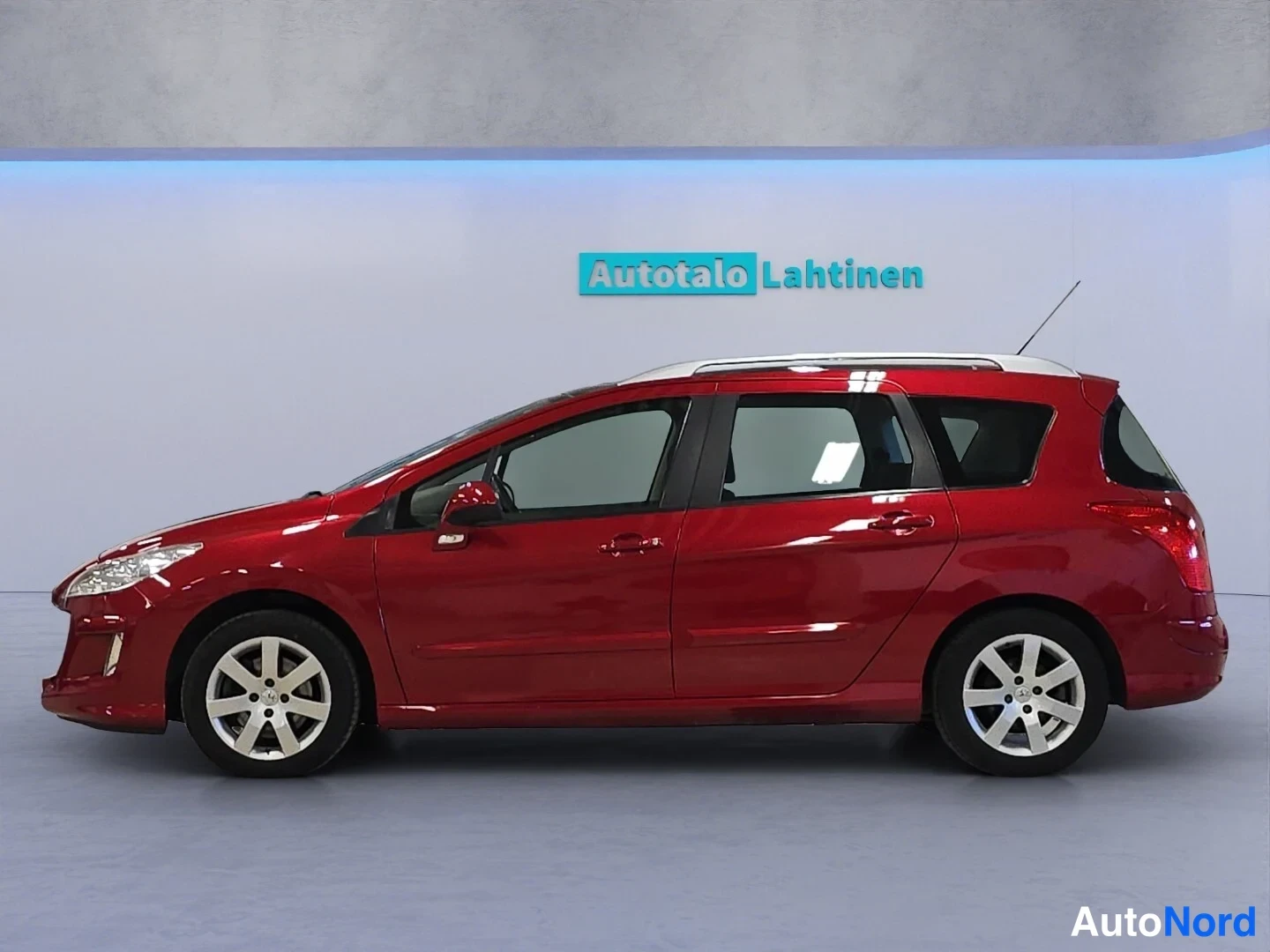 Punainen Peugeot 308 2008, sivulta, kuva 4