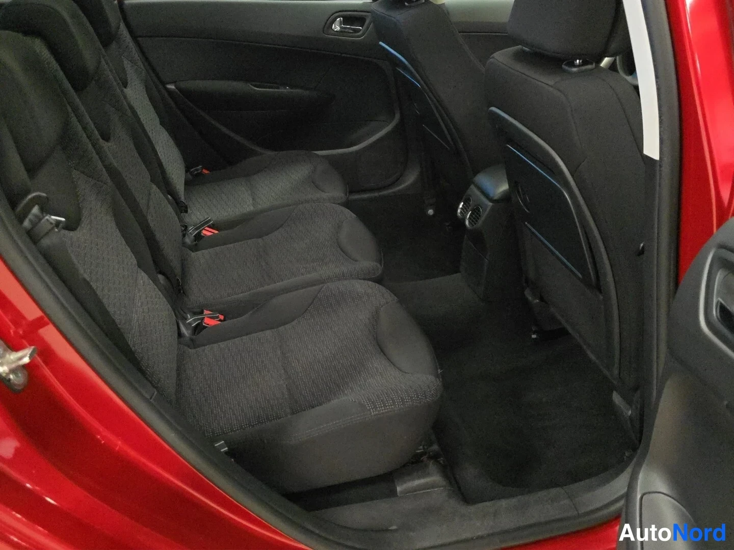 Punainen Peugeot 308 2008, takaistuimet, kuva 14