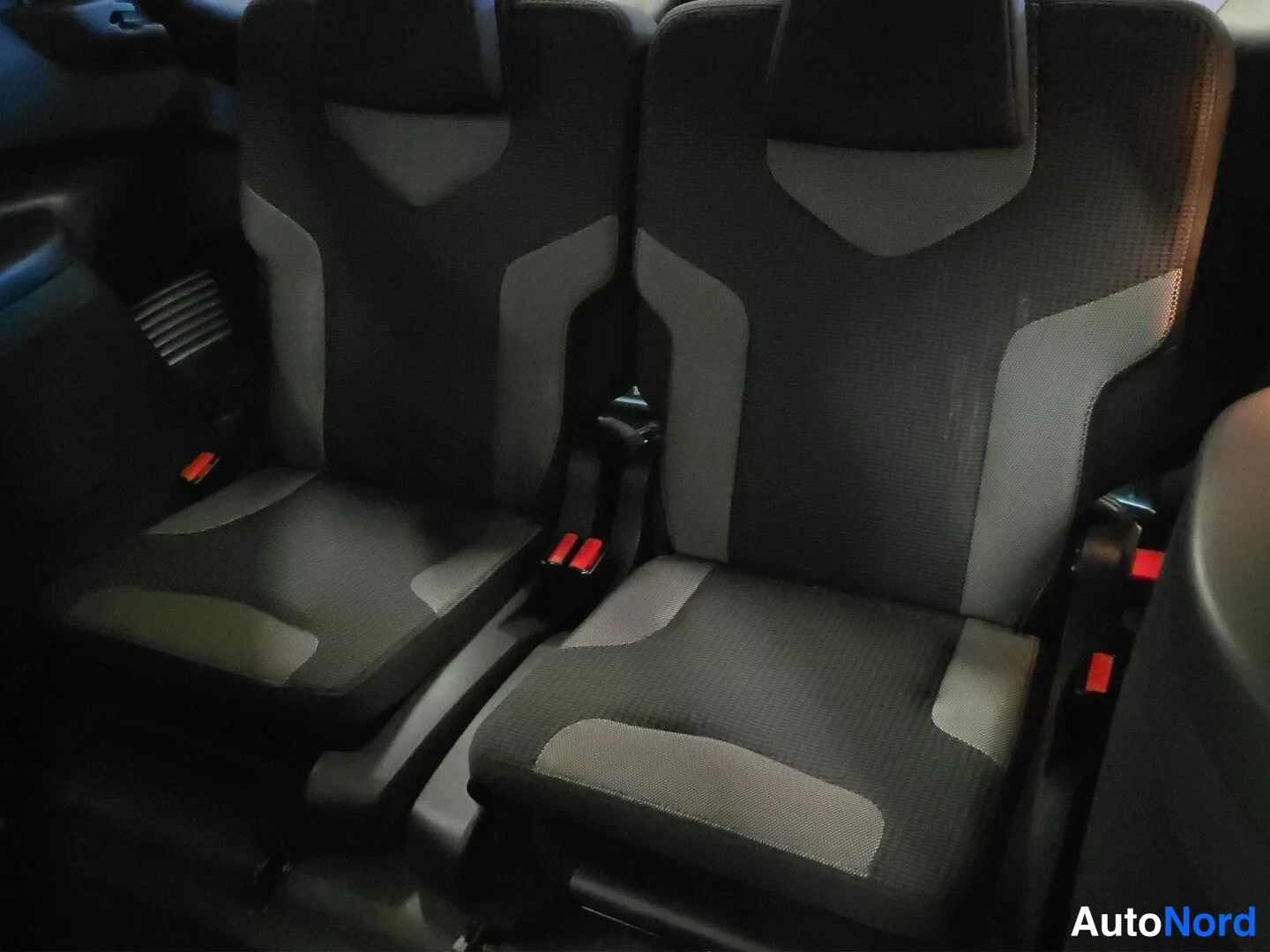 Punainen Peugeot 308 2008, takaistuimet, kuva 15