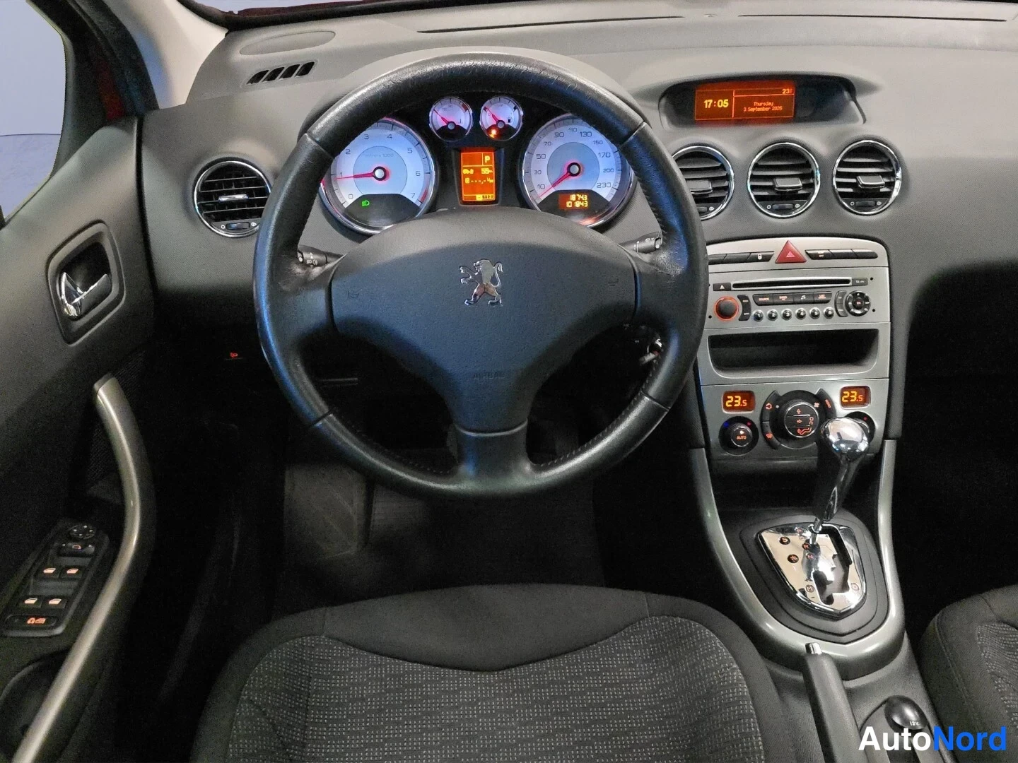 Punainen Peugeot 308 2008, ohjaamo, kuva 11