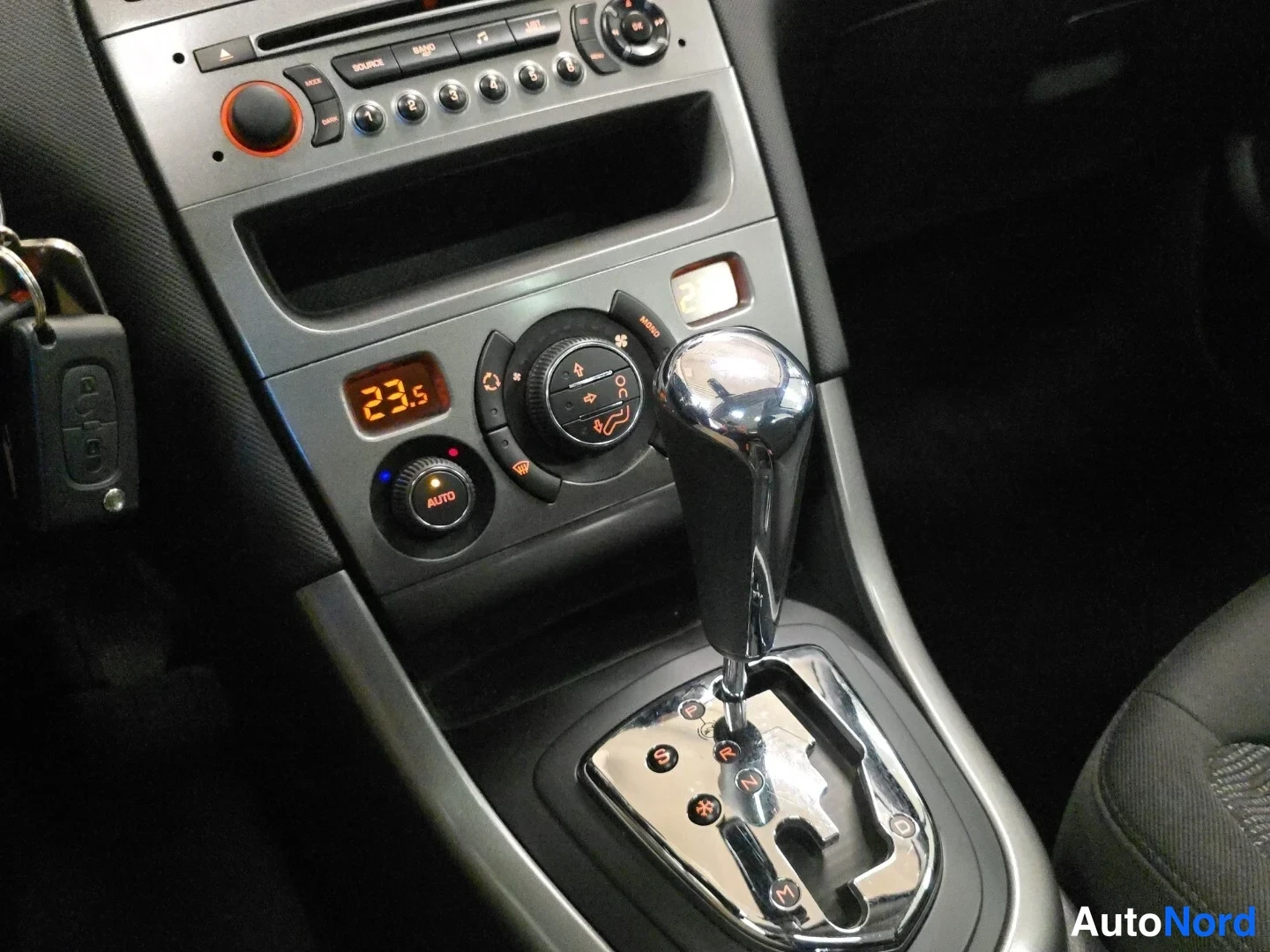 Punainen Peugeot 308 2008, yksityiskohta, kuva 18