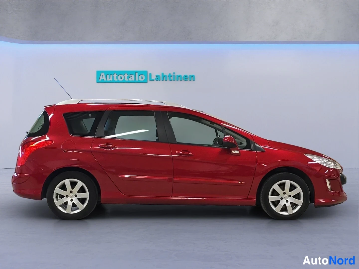 Punainen Peugeot 308 2008, sivulta, kuva 5
