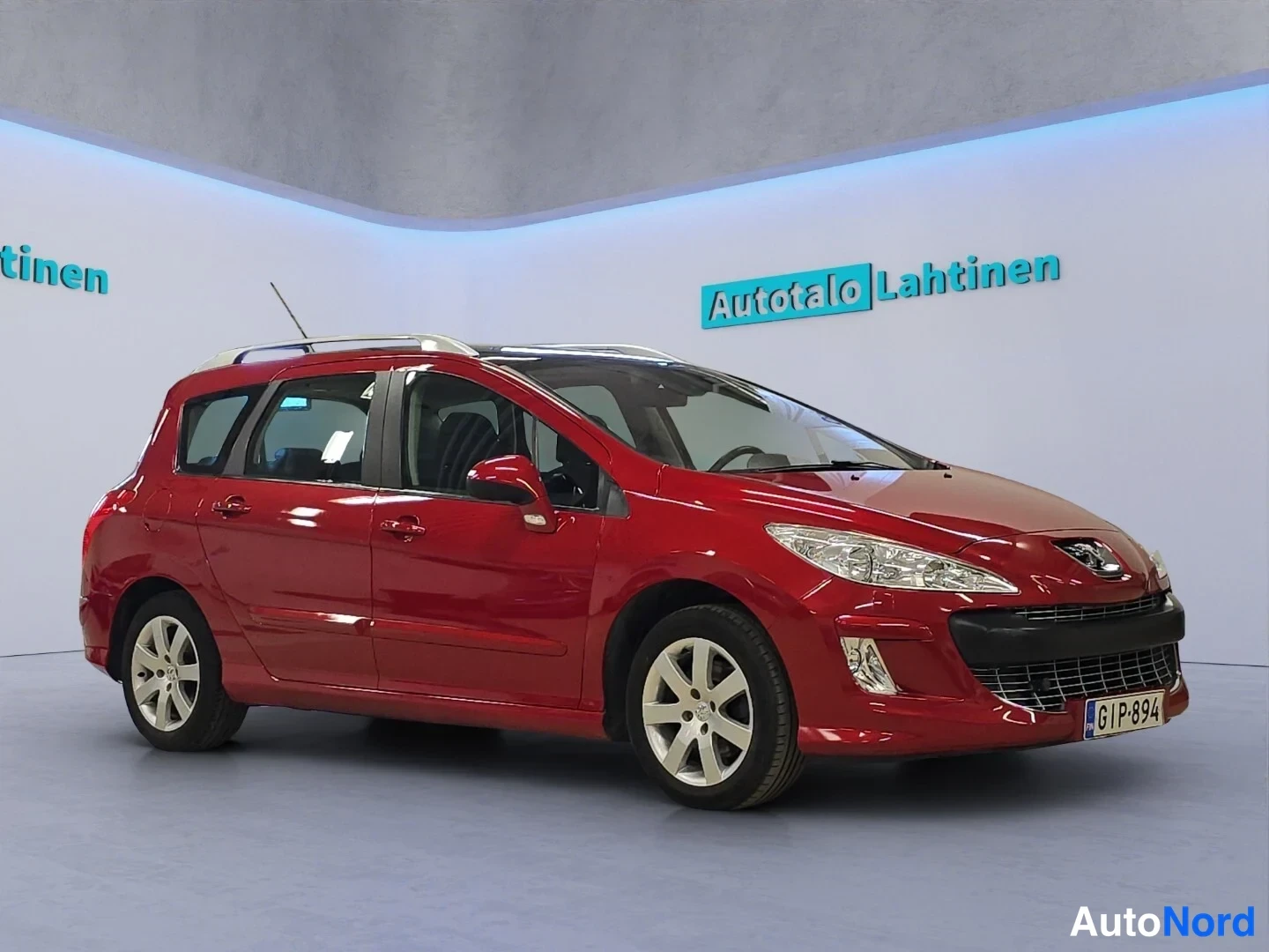 Punainen Peugeot 308 2008, etuviisto, keula oikealle, kuva 2