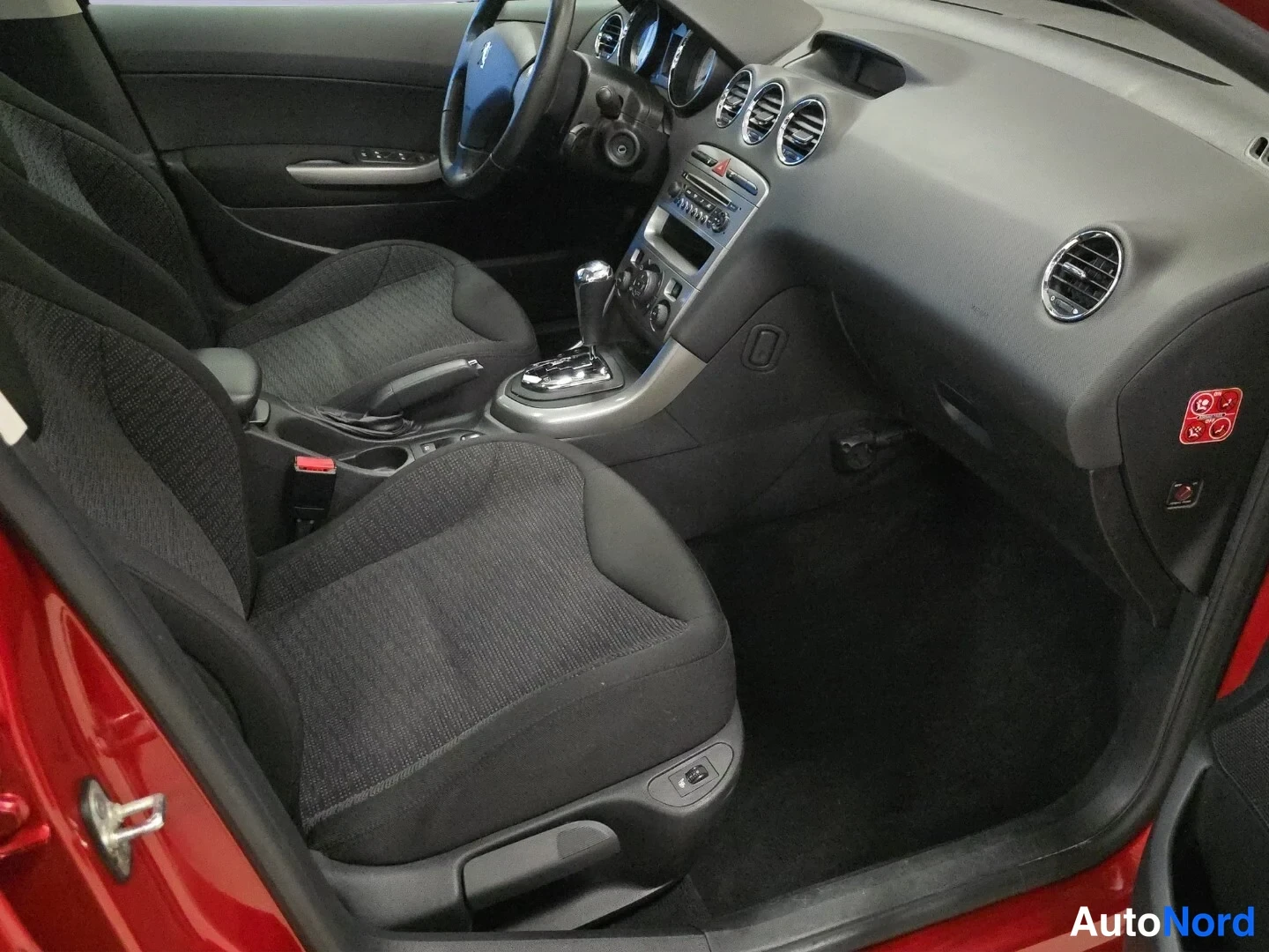 Punainen Peugeot 308 2008, ohjaamo, kuva 9