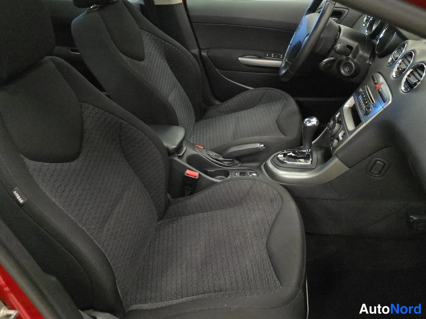 Punainen Peugeot 308 2008, etuistuimet, kuva 13