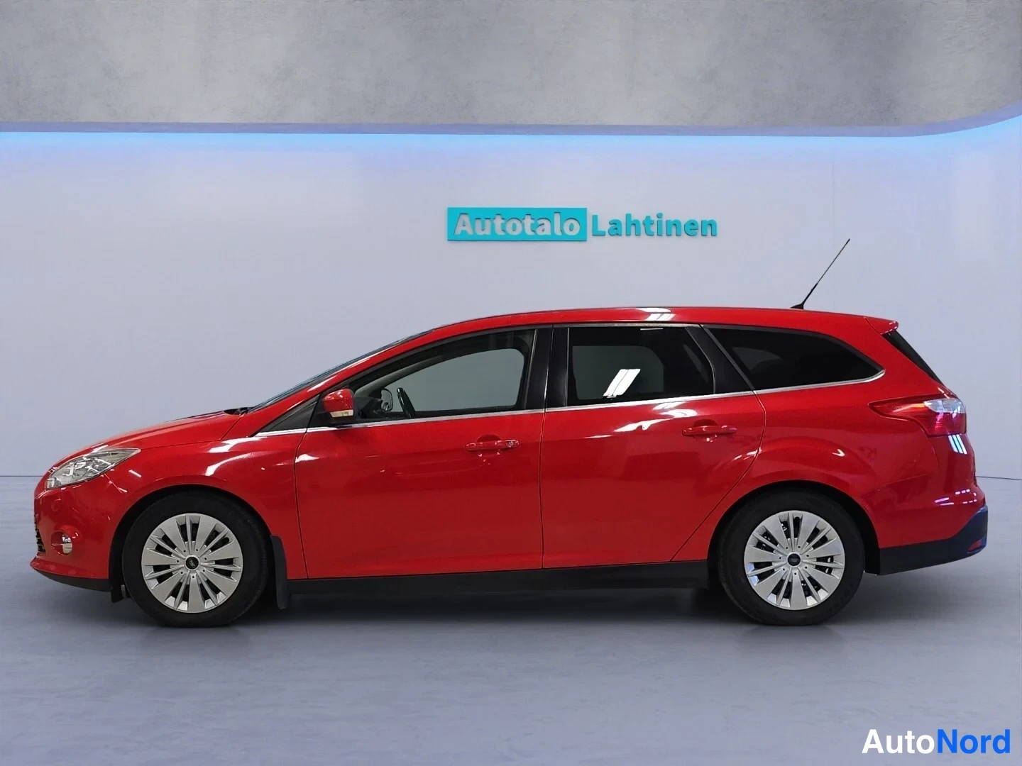 Punainen Ford Focus 2012, etuviisto, keula vasemmalle, kuva 2