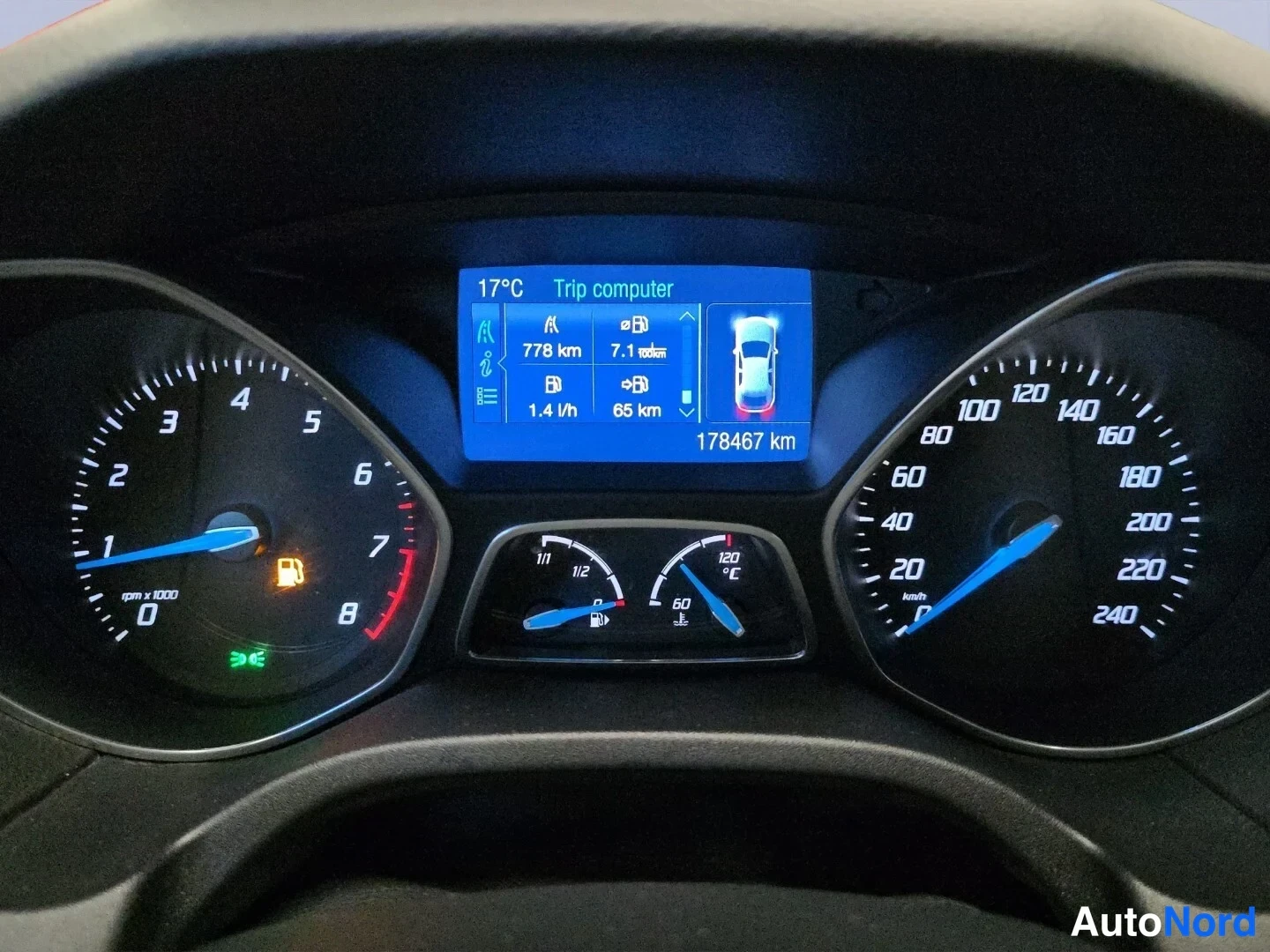 Punainen Ford Focus 2012, yksityiskohta, kuva 15