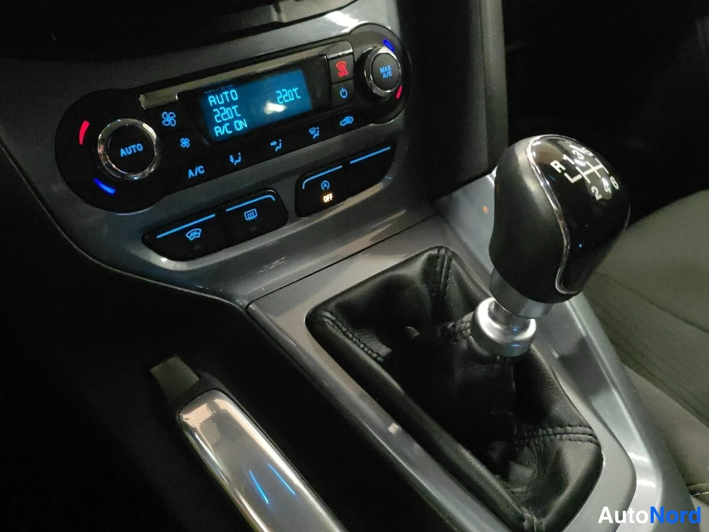 Punainen Ford Focus 2012, yksityiskohta, kuva 16