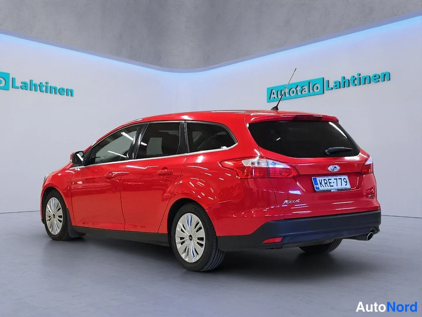 Punainen Ford Focus 2012, takaviisto, kuva 6