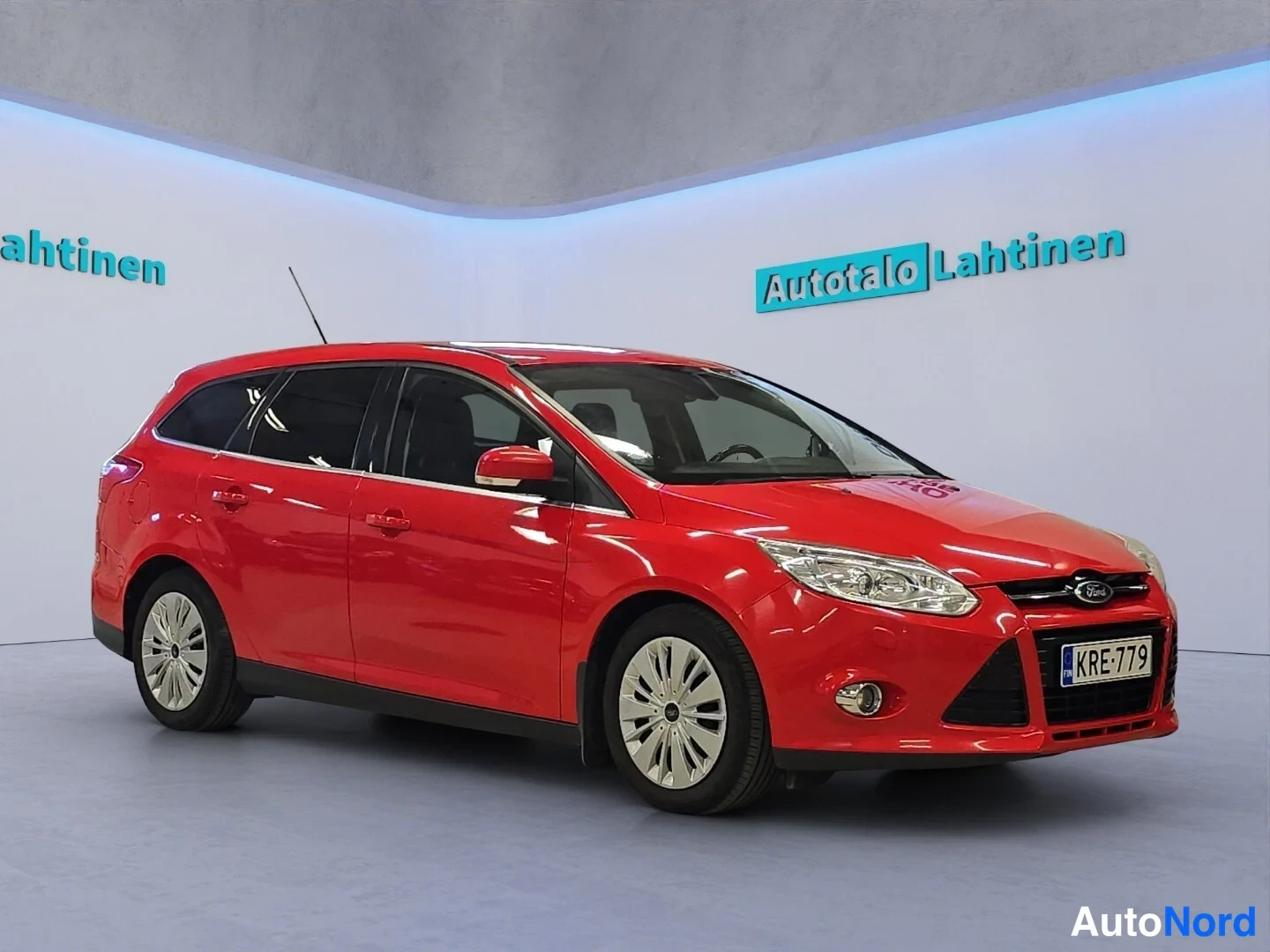 Punainen Ford Focus 2012, etuviisto, keula oikealle, kuva 3