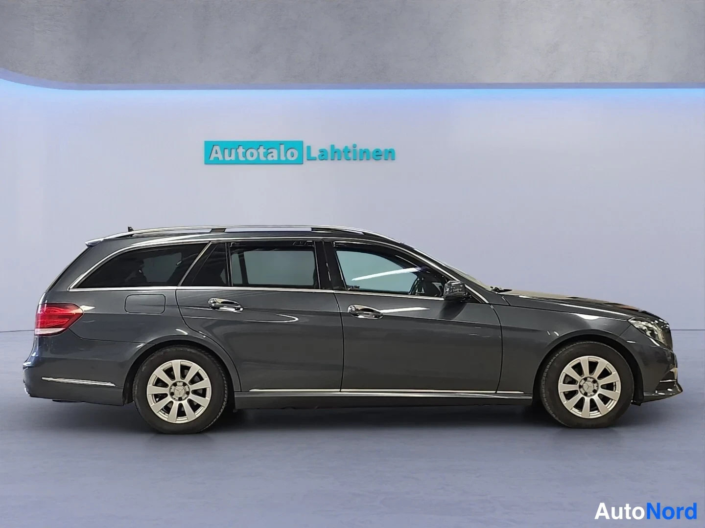 Harmaa Mercedes-Benz E 2017, sivulta, kuva 4