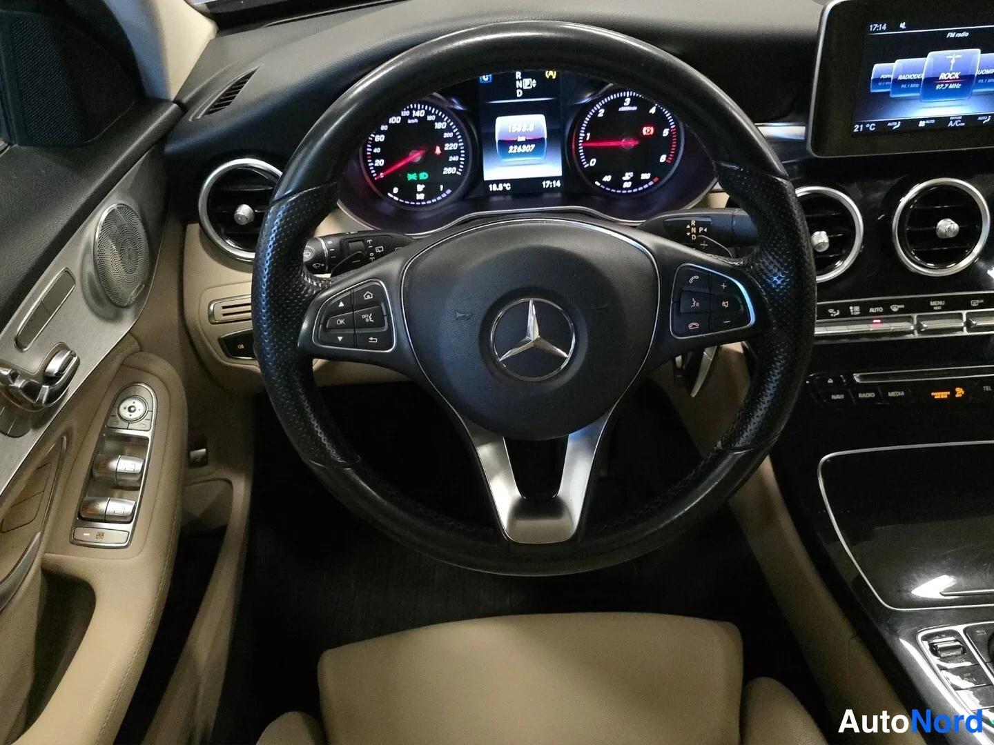 Harmaa Mercedes-Benz C 2015, ohjaamo, kuva 10