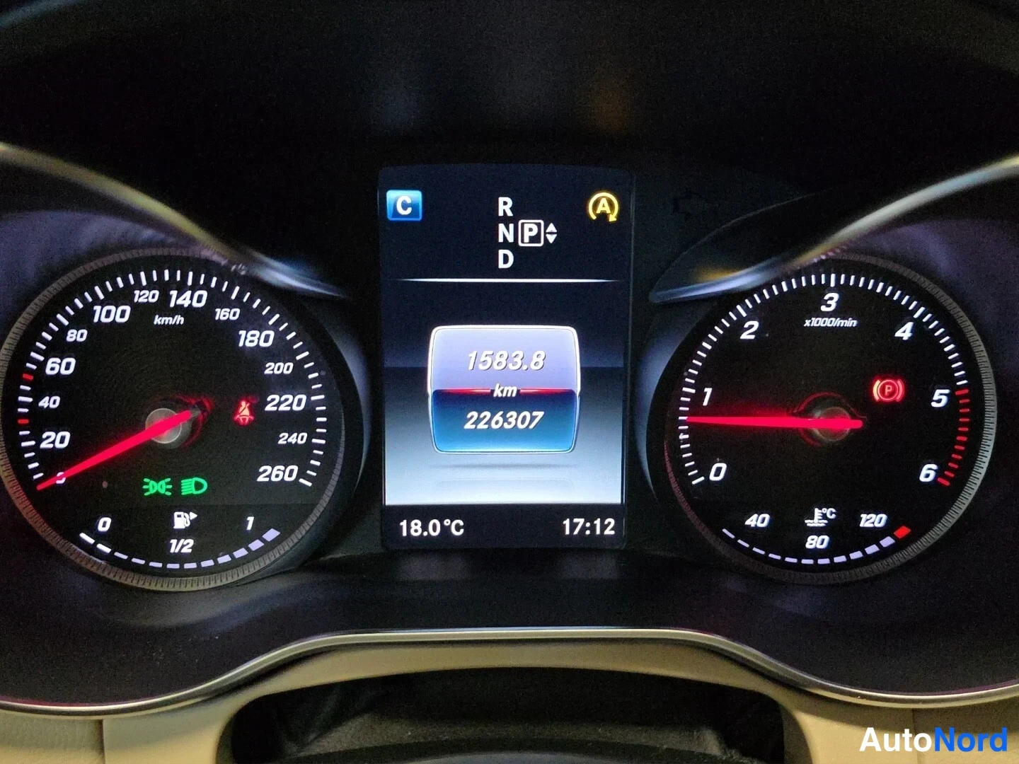 Harmaa Mercedes-Benz C 2015, yksityiskohta, kuva 16