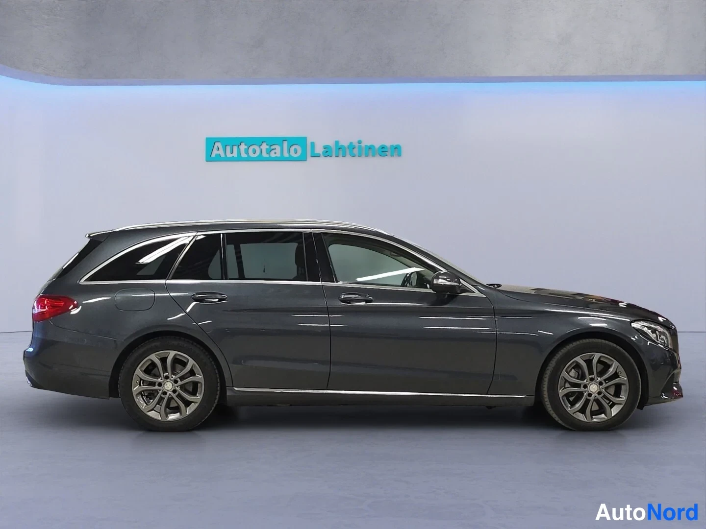 Harmaa Mercedes-Benz C 2015, etuviisto, keula oikealle, kuva 2