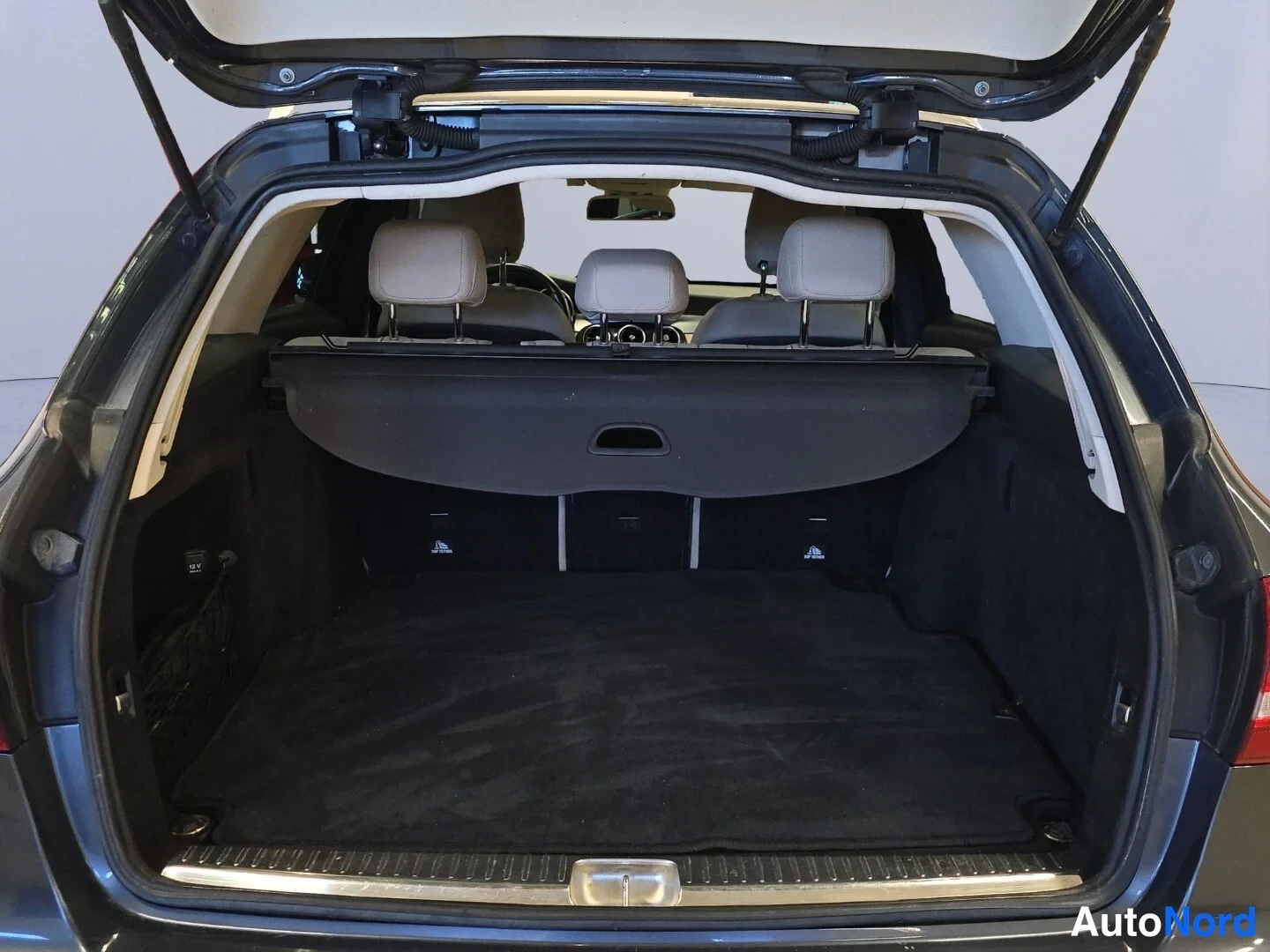 Harmaa Mercedes-Benz C 2015, tavaratila, kuva 15