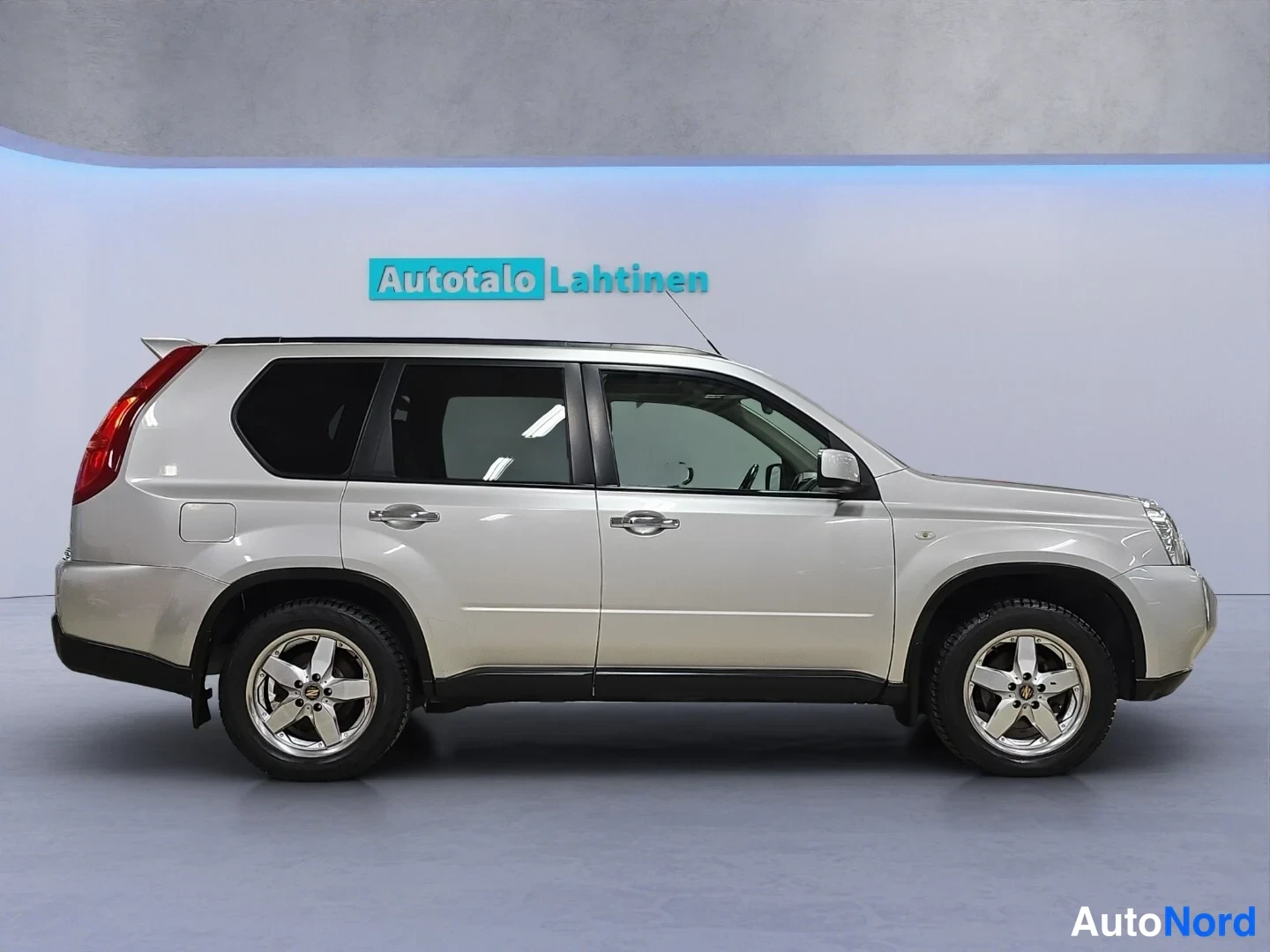Silver Nissan X-Trail 2008, från sidan, bild 5