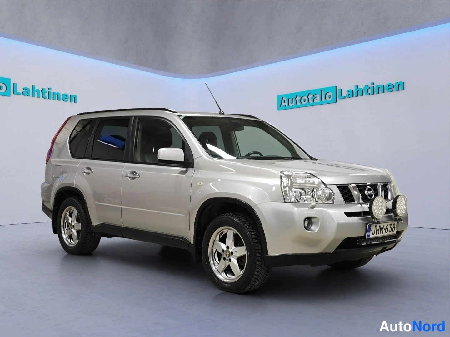 Silver Nissan X-Trail 2008, snett framifrån, fronten åt höger, bild 2