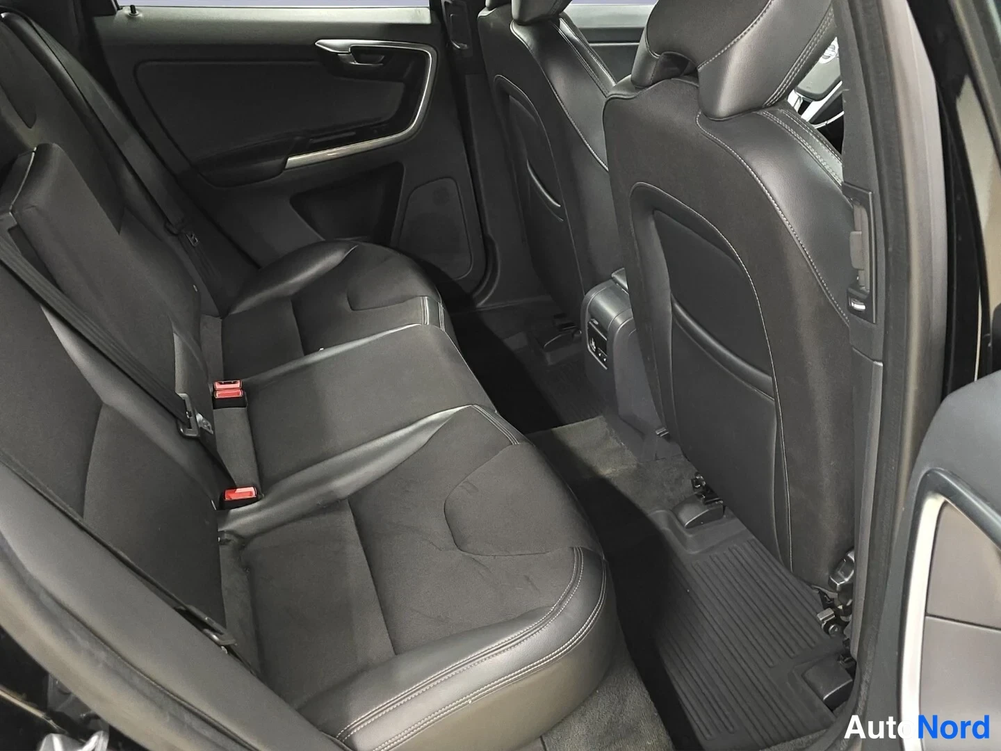 Musta Volvo XC60 2016, takaistuimet, kuva 12