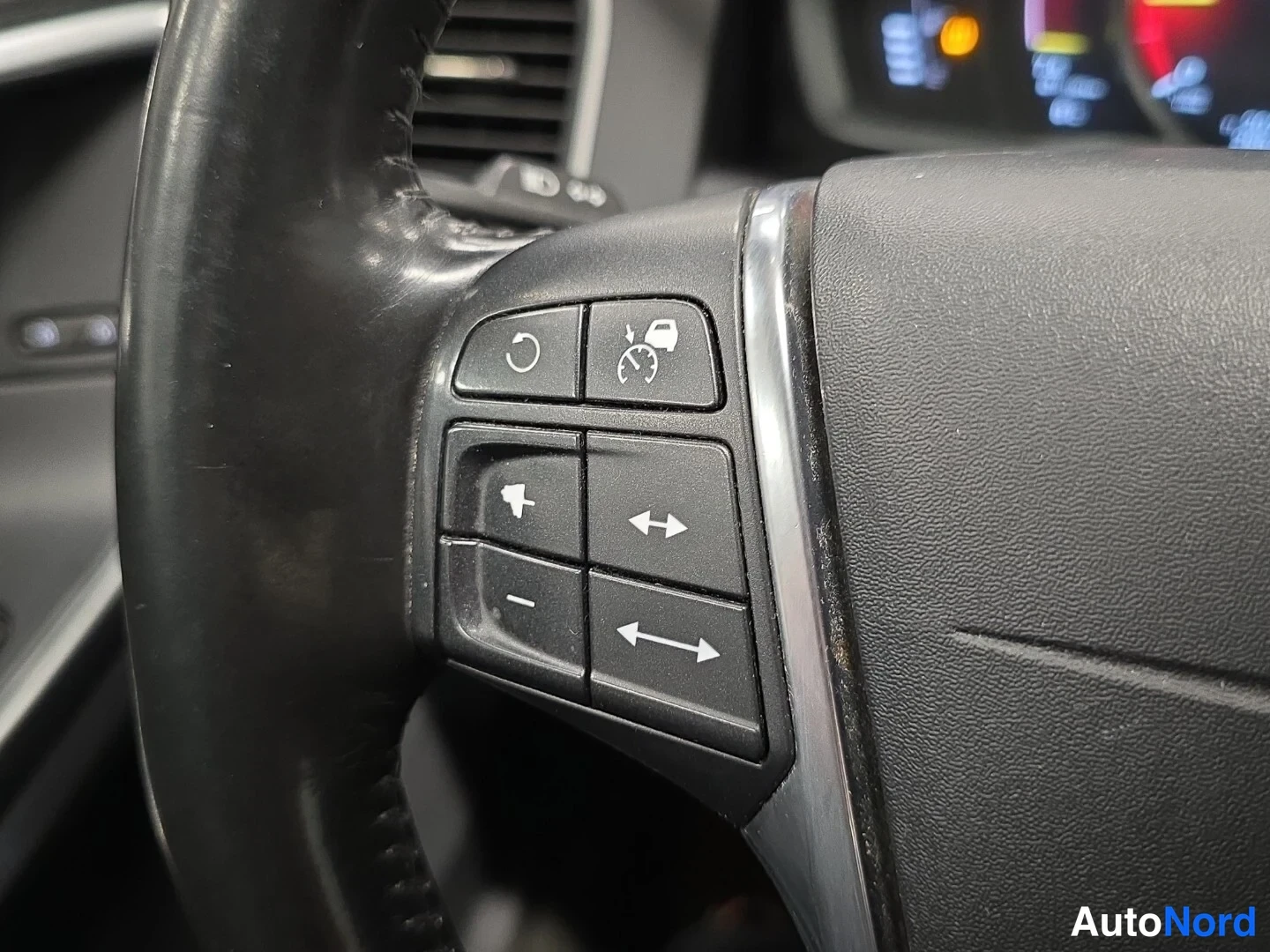 Musta Volvo XC60 2016, yksityiskohta, kuva 19