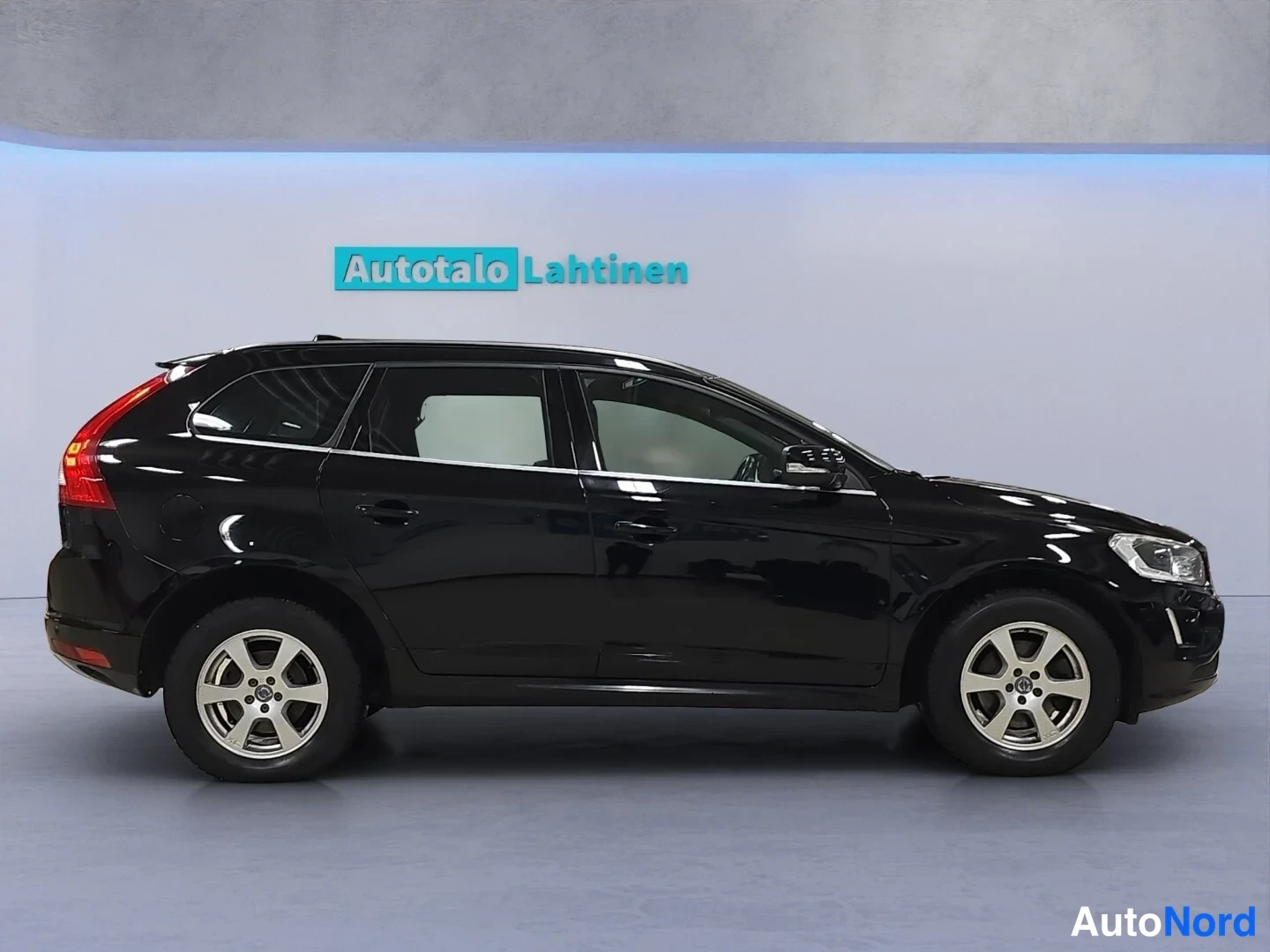 Musta Volvo XC60 2016, sivulta, kuva 5