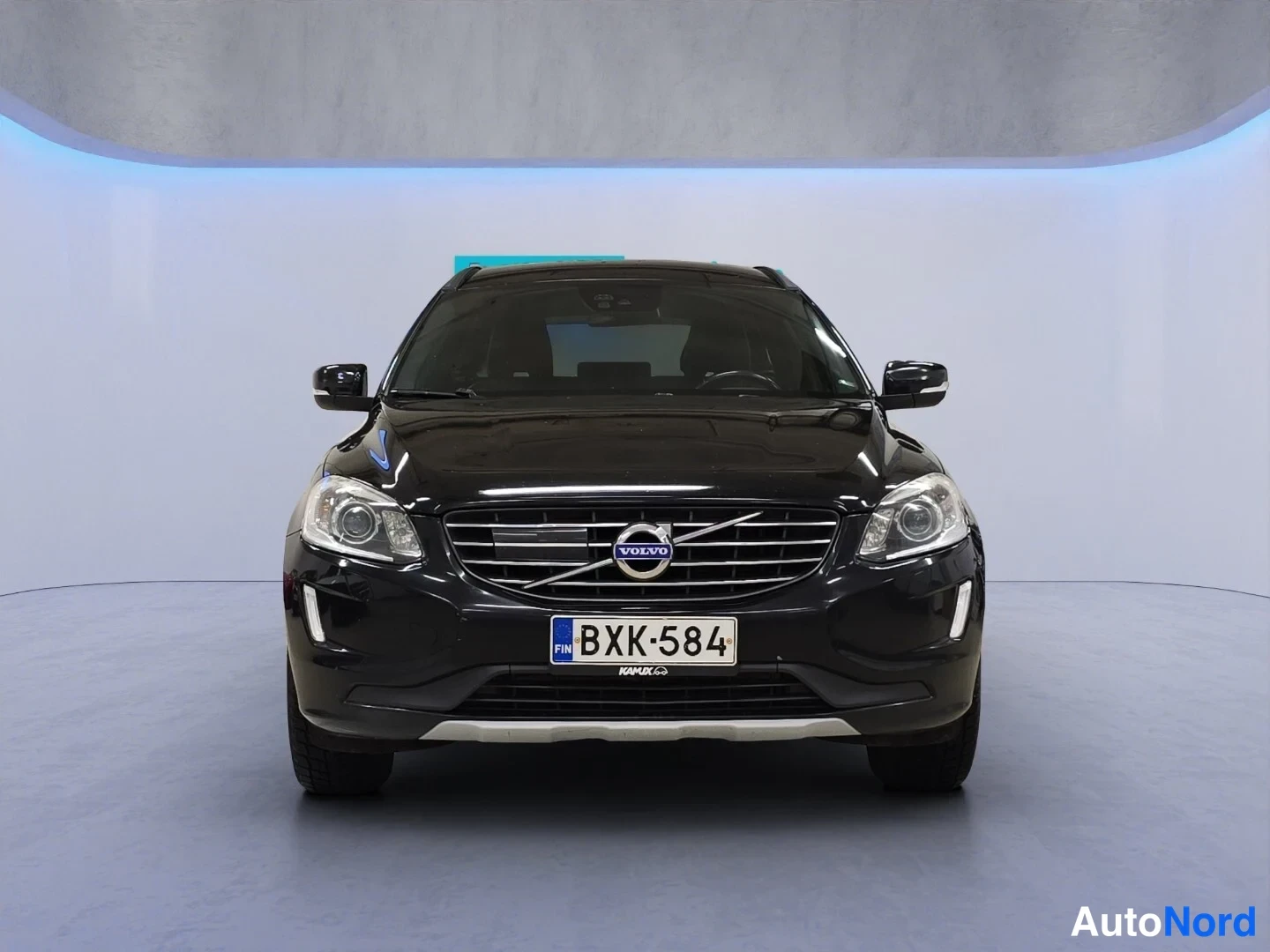 Musta Volvo XC60 2016, edestä, kuva 3