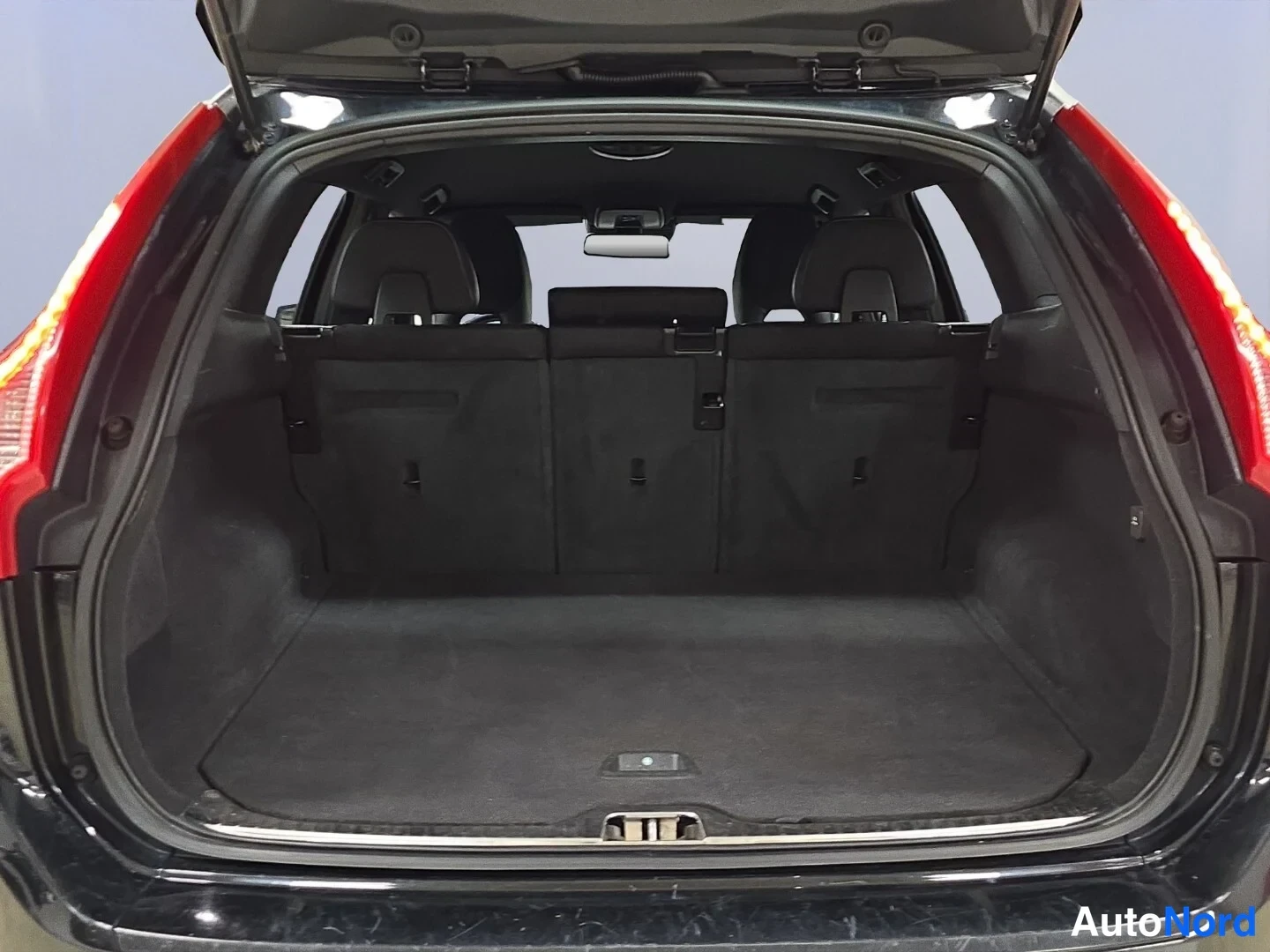 Musta Volvo XC60 2016, tavaratila, kuva 13