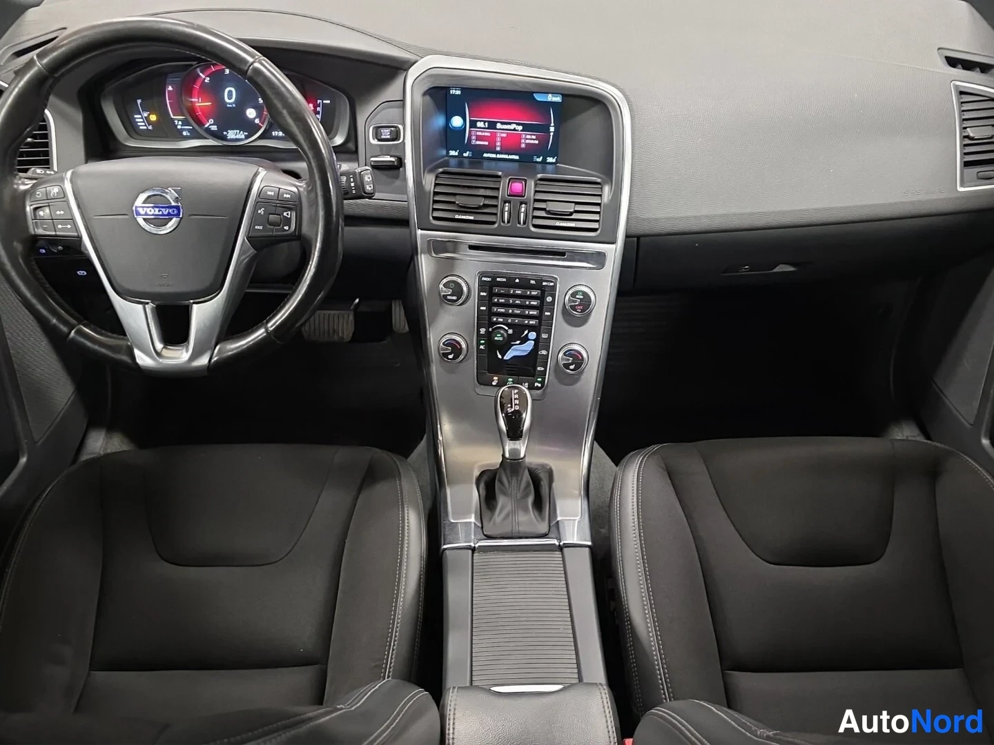 Musta Volvo XC60 2016, ohjaamo, kuva 9