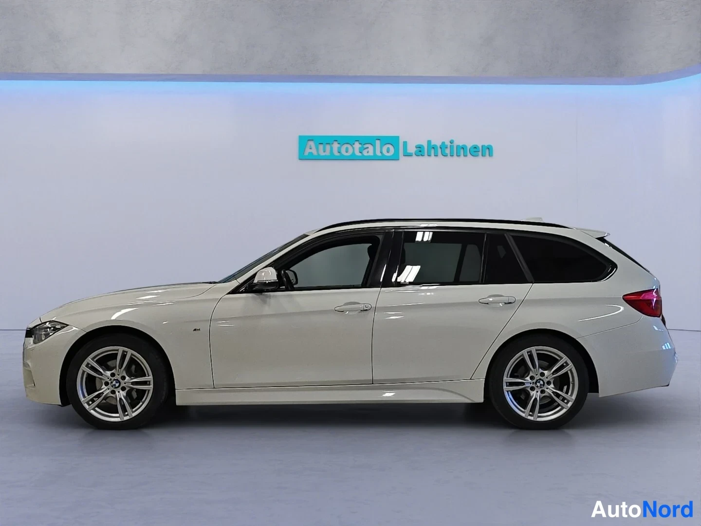 Vit BMW 320d xDrive 2017, snett bakifrån, bild 5