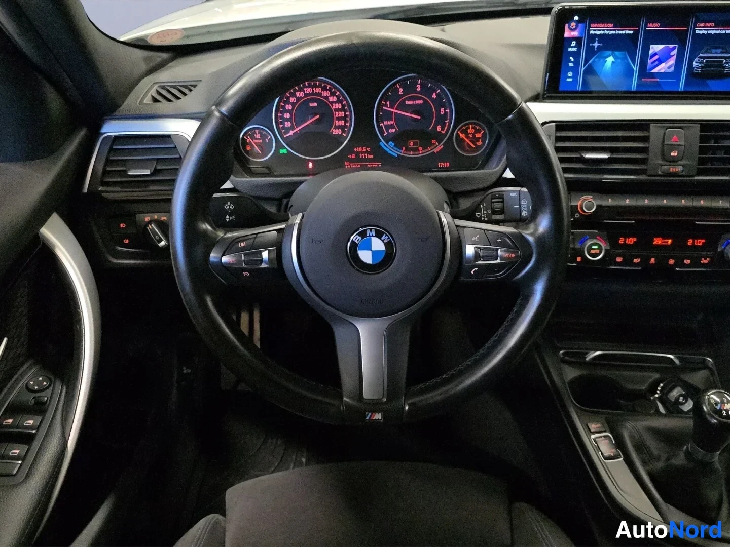 Vit BMW 320d xDrive 2017, förarplats, bild 10