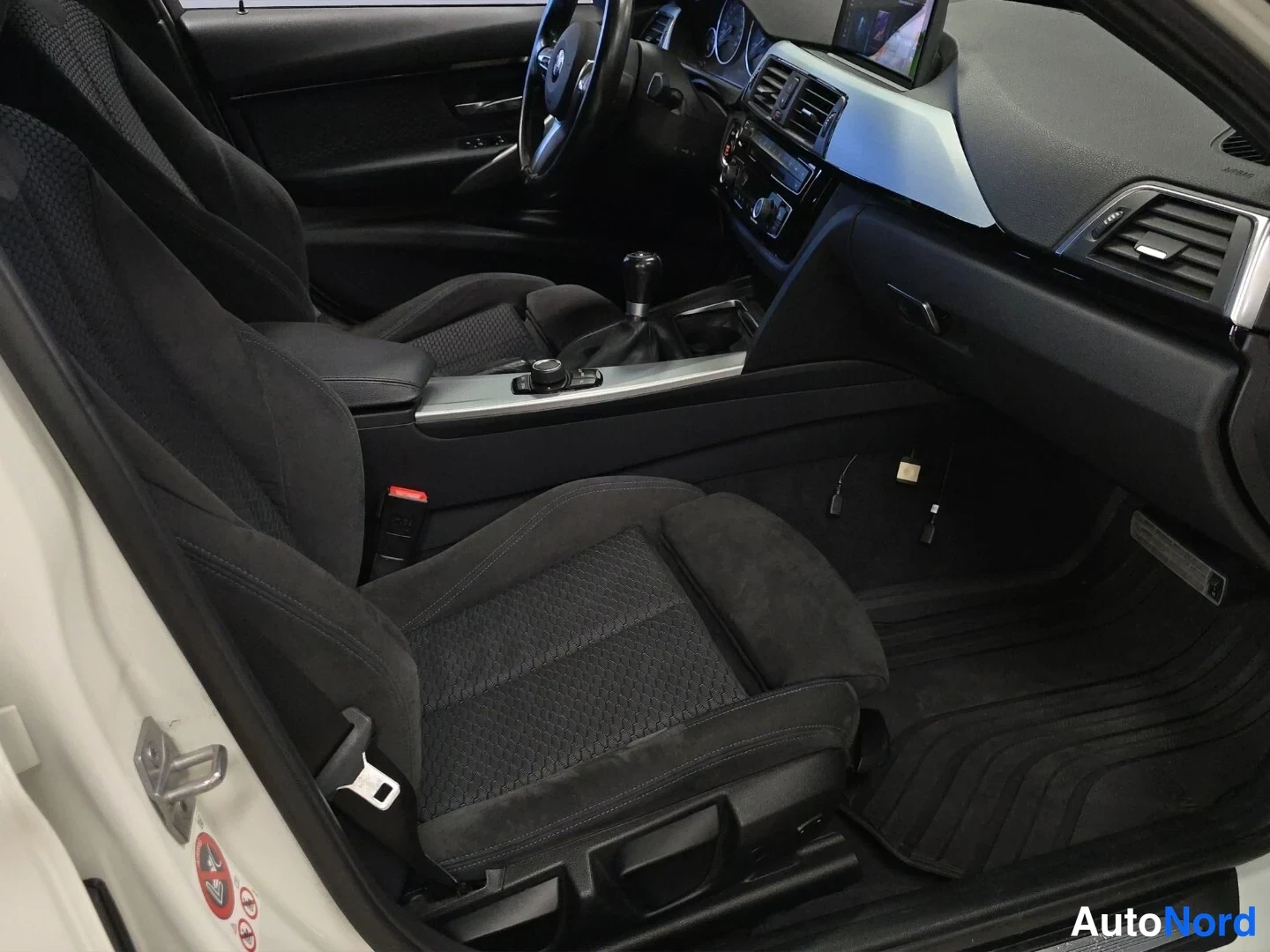 Vit BMW 320d xDrive 2017, framsäten, bild 12