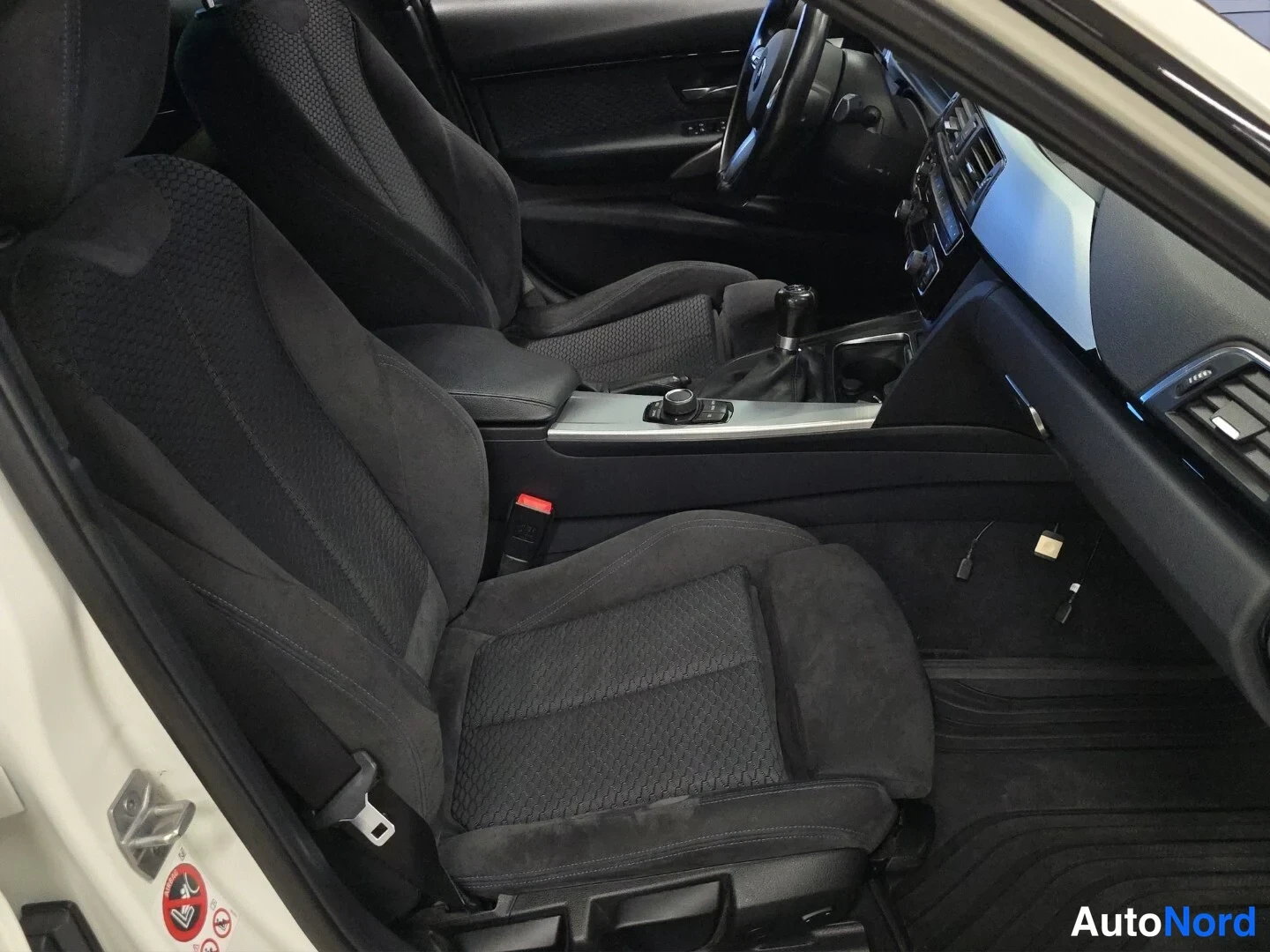 Vit BMW 320d xDrive 2017, framsäten, bild 11
