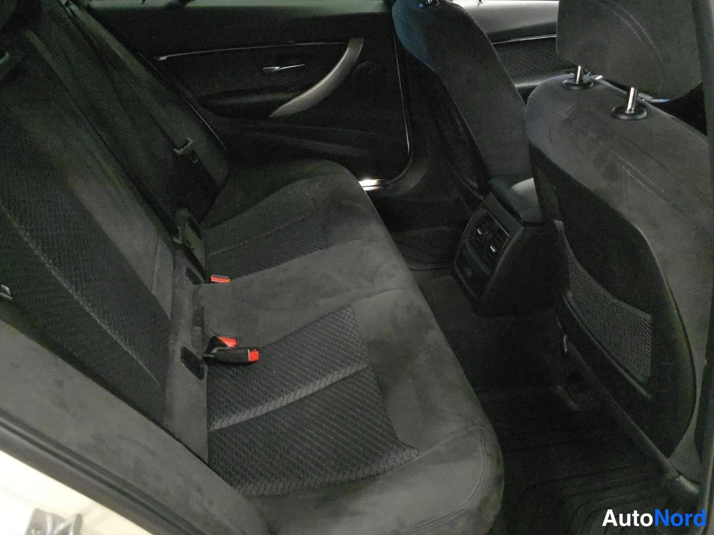 Vit BMW 320d xDrive 2017, baksäten, bild 13