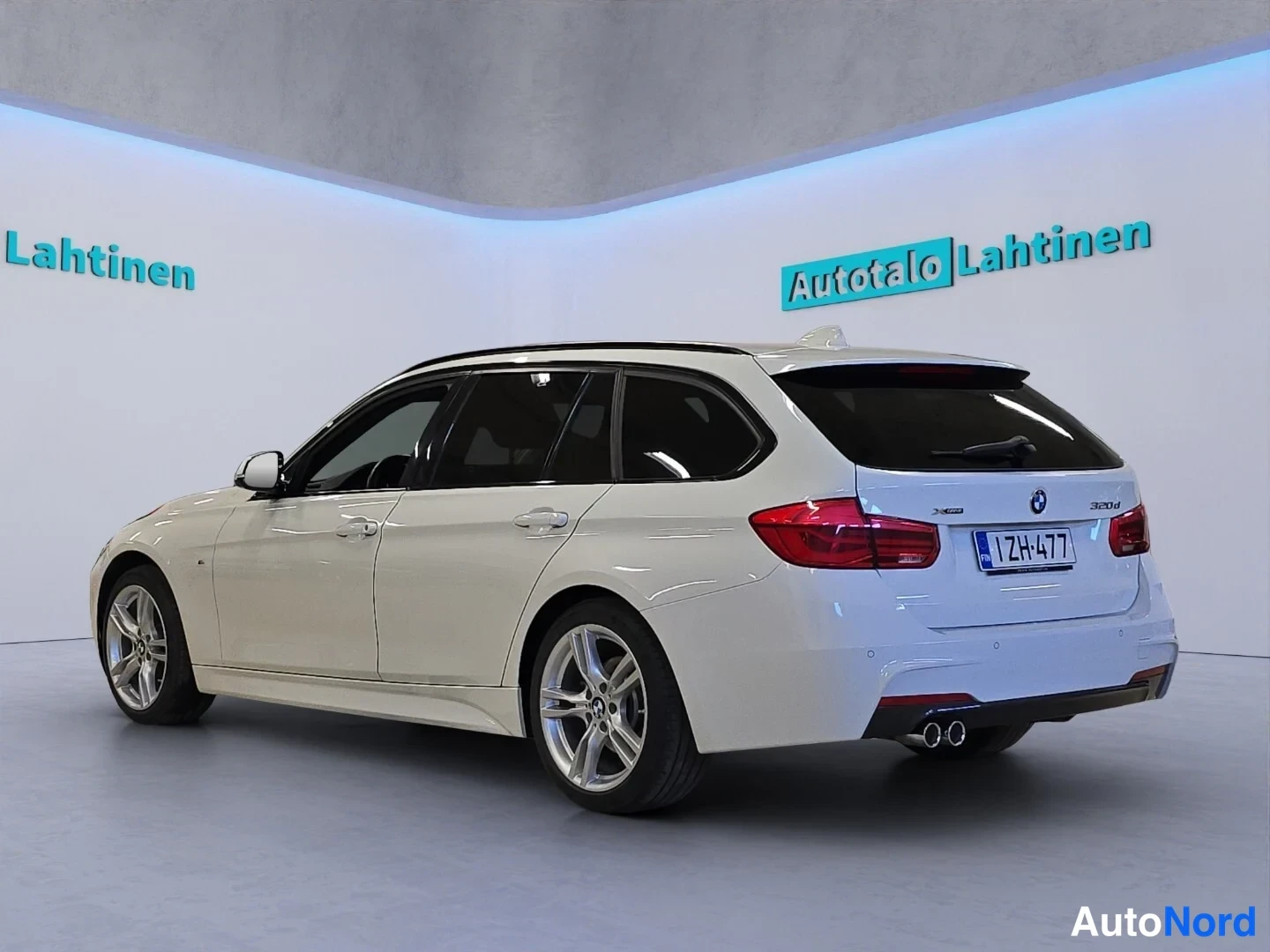 Vit BMW 320d xDrive 2017, snett bakifrån, bild 6