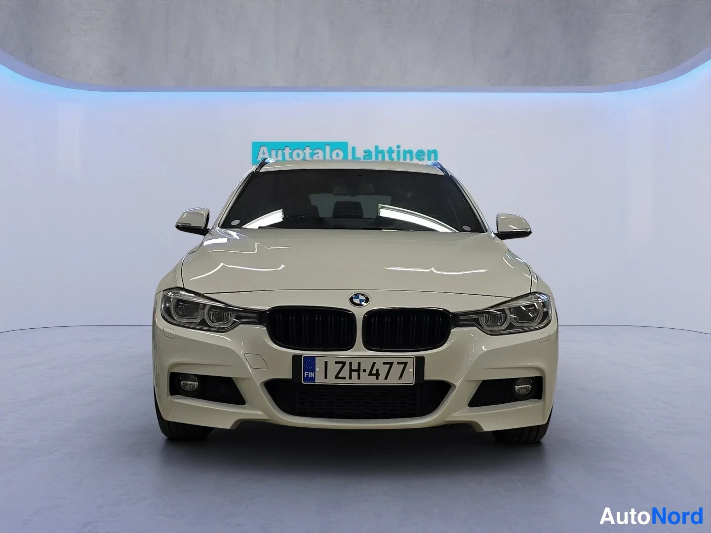 Vit BMW 320d xDrive 2017, framifrån, bild 3