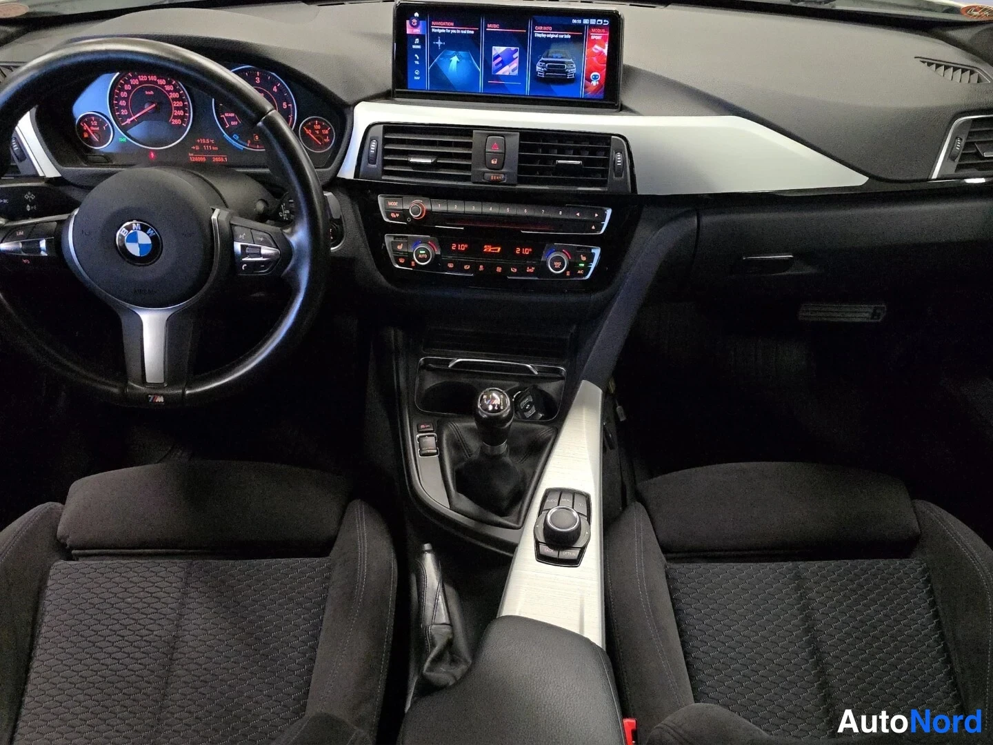 Vit BMW 320d xDrive 2017, förarplats, bild 9