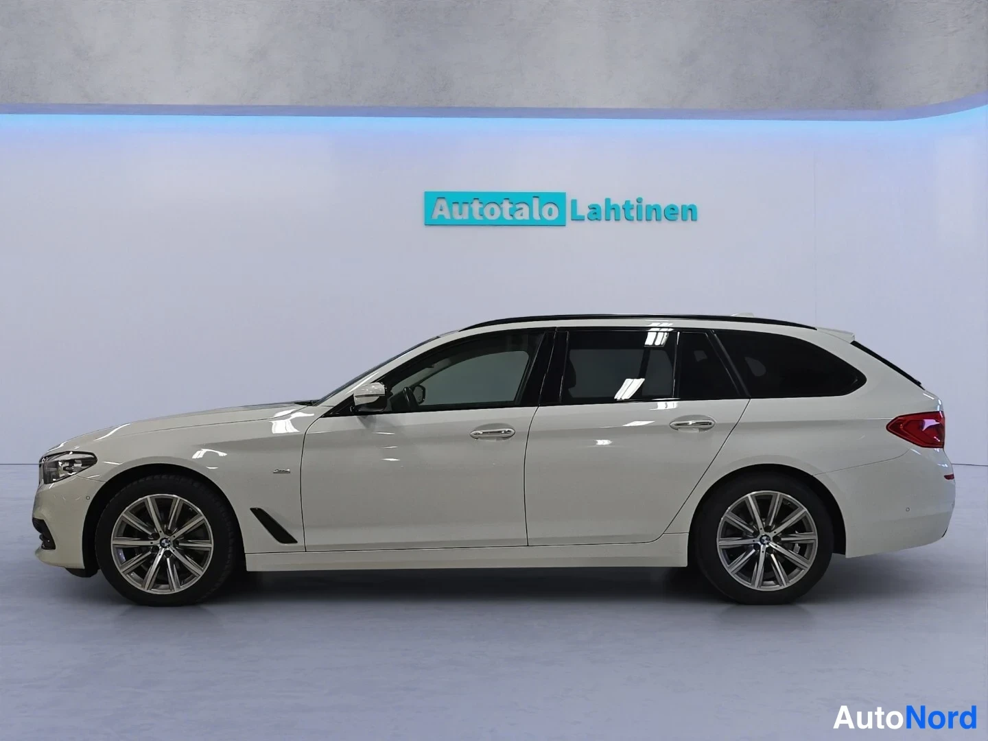 Valkoinen BMW 520d xDrive 2018, etuviisto, keula vasemmalle, kuva 2