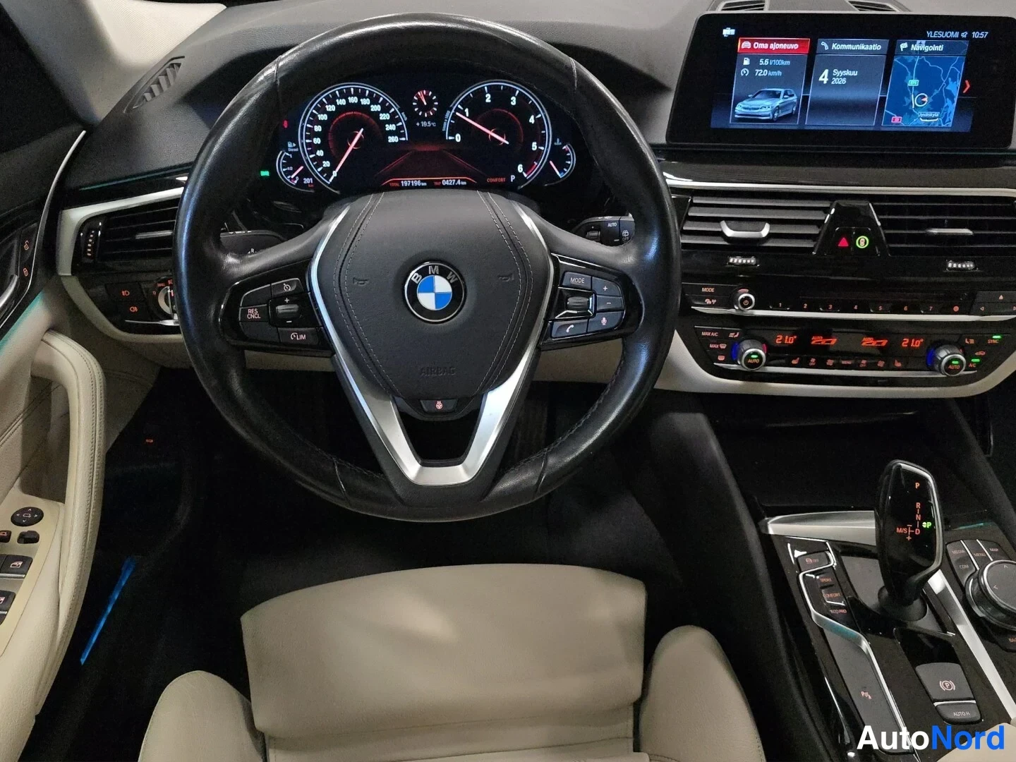 Valkoinen BMW 520d xDrive 2018, ohjaamo, kuva 10