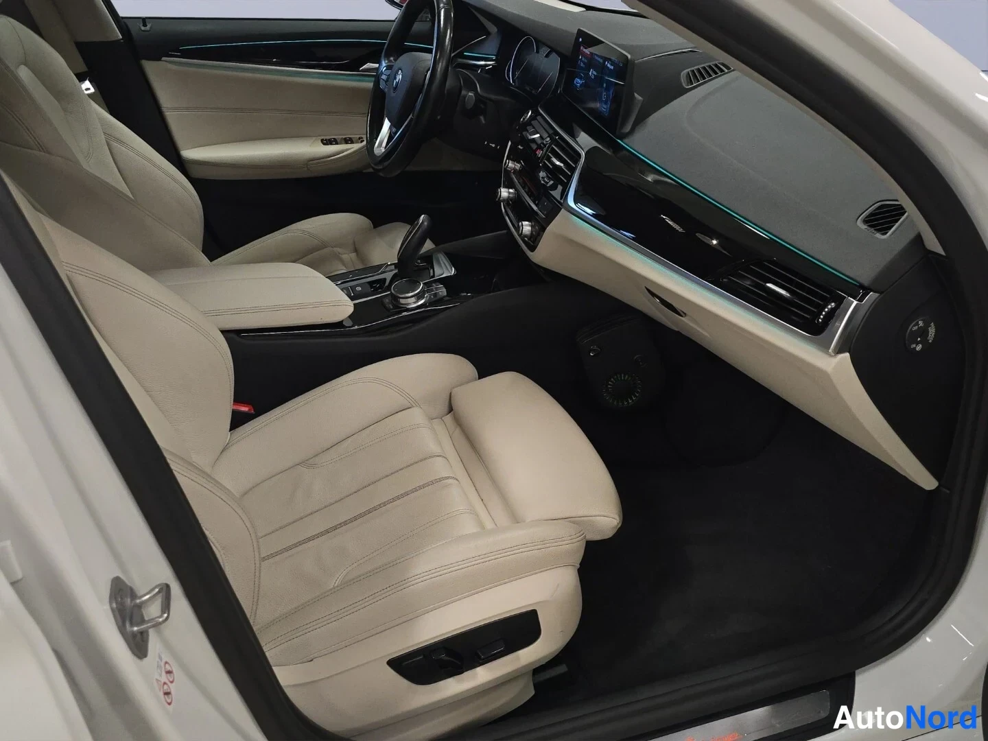 Valkoinen BMW 520d xDrive 2018, etuistuimet, kuva 12