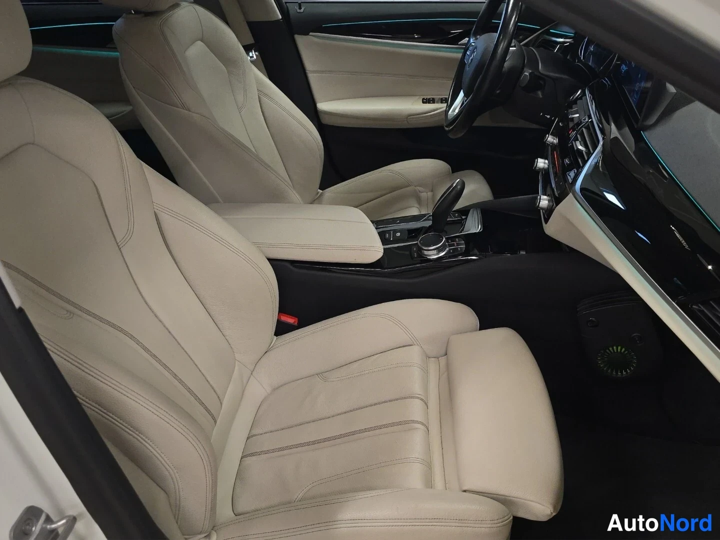 Valkoinen BMW 520d xDrive 2018, etuistuimet, kuva 11